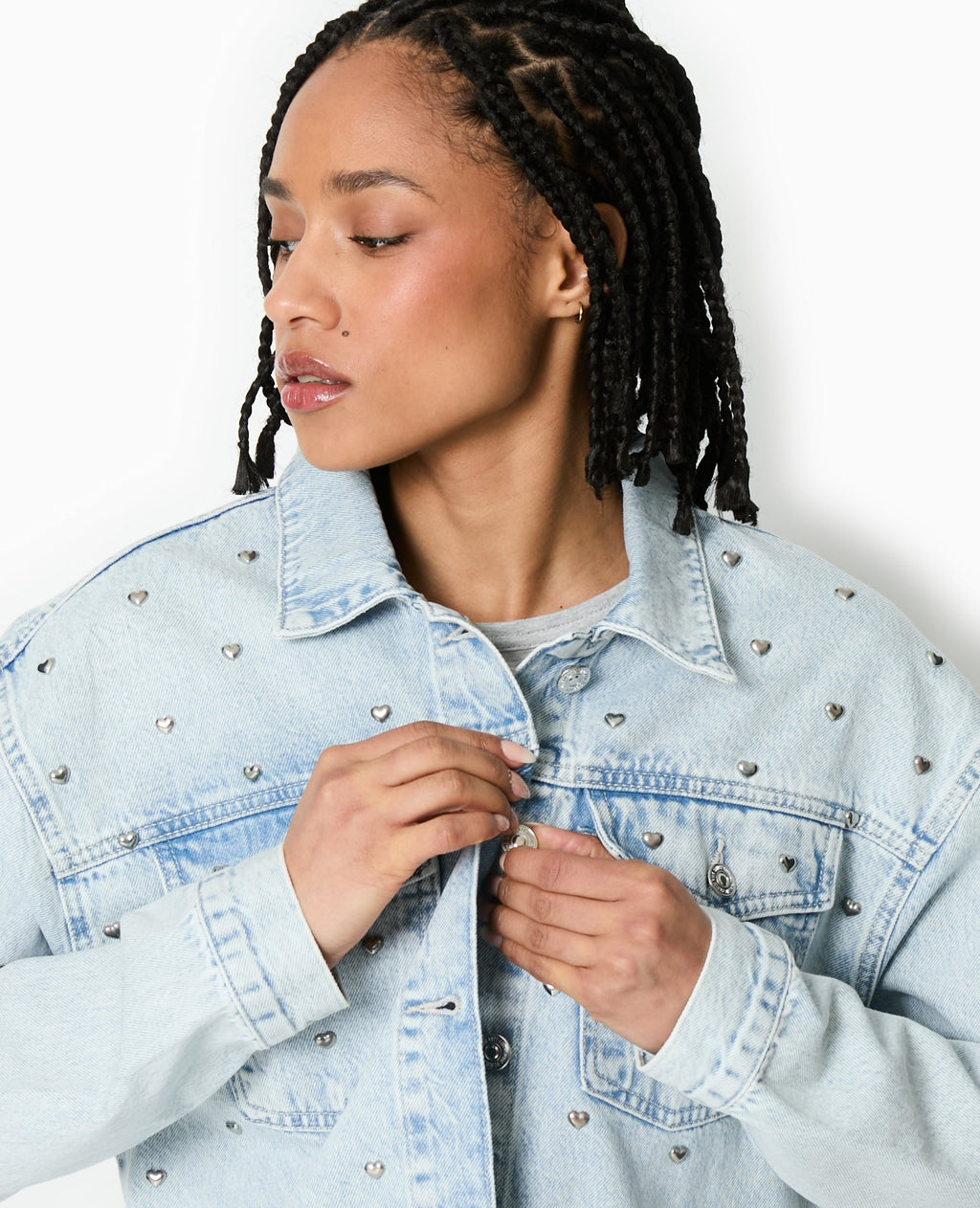 Veste en jean avec cœurs métalliques