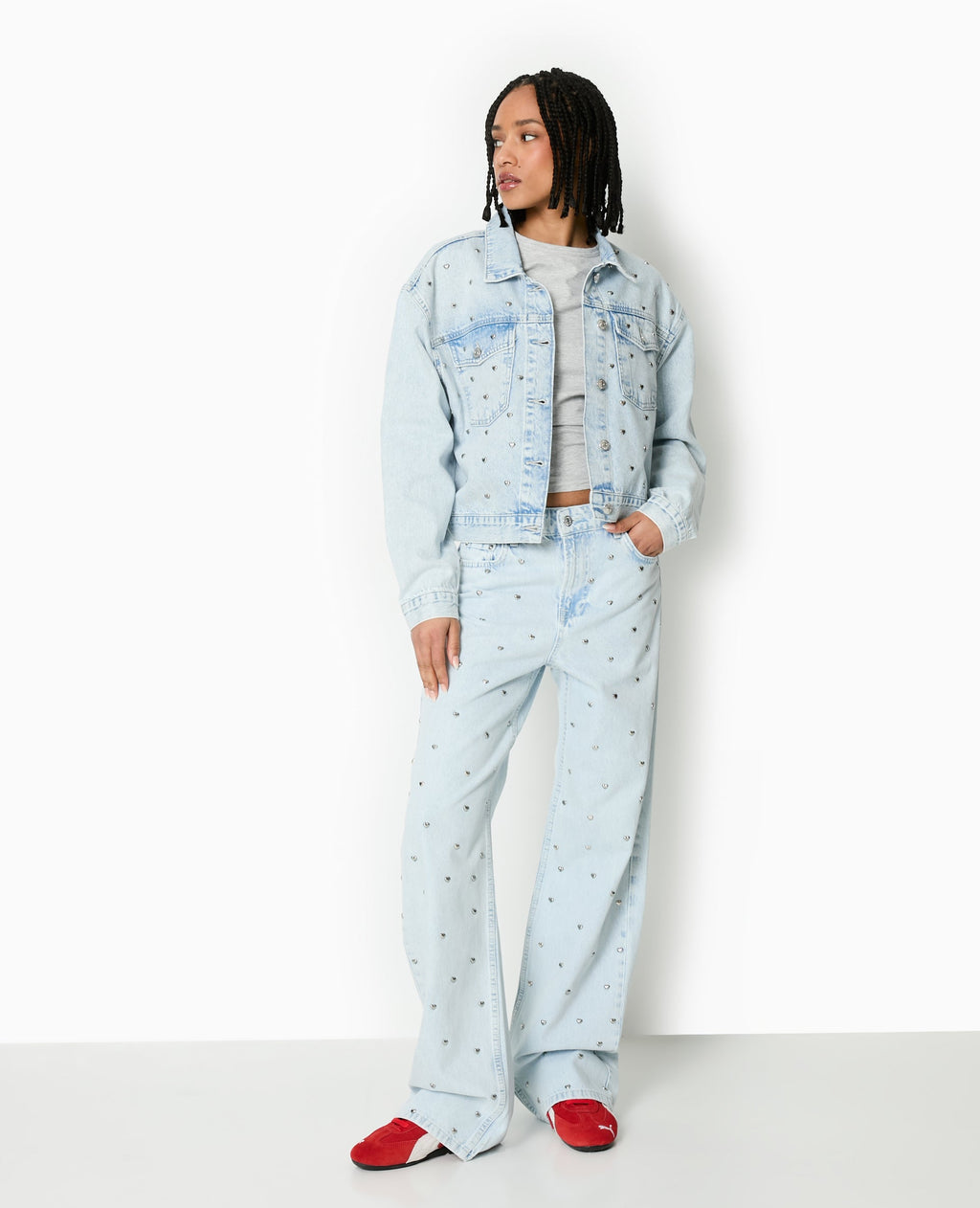 Veste en jean avec cœurs métalliques