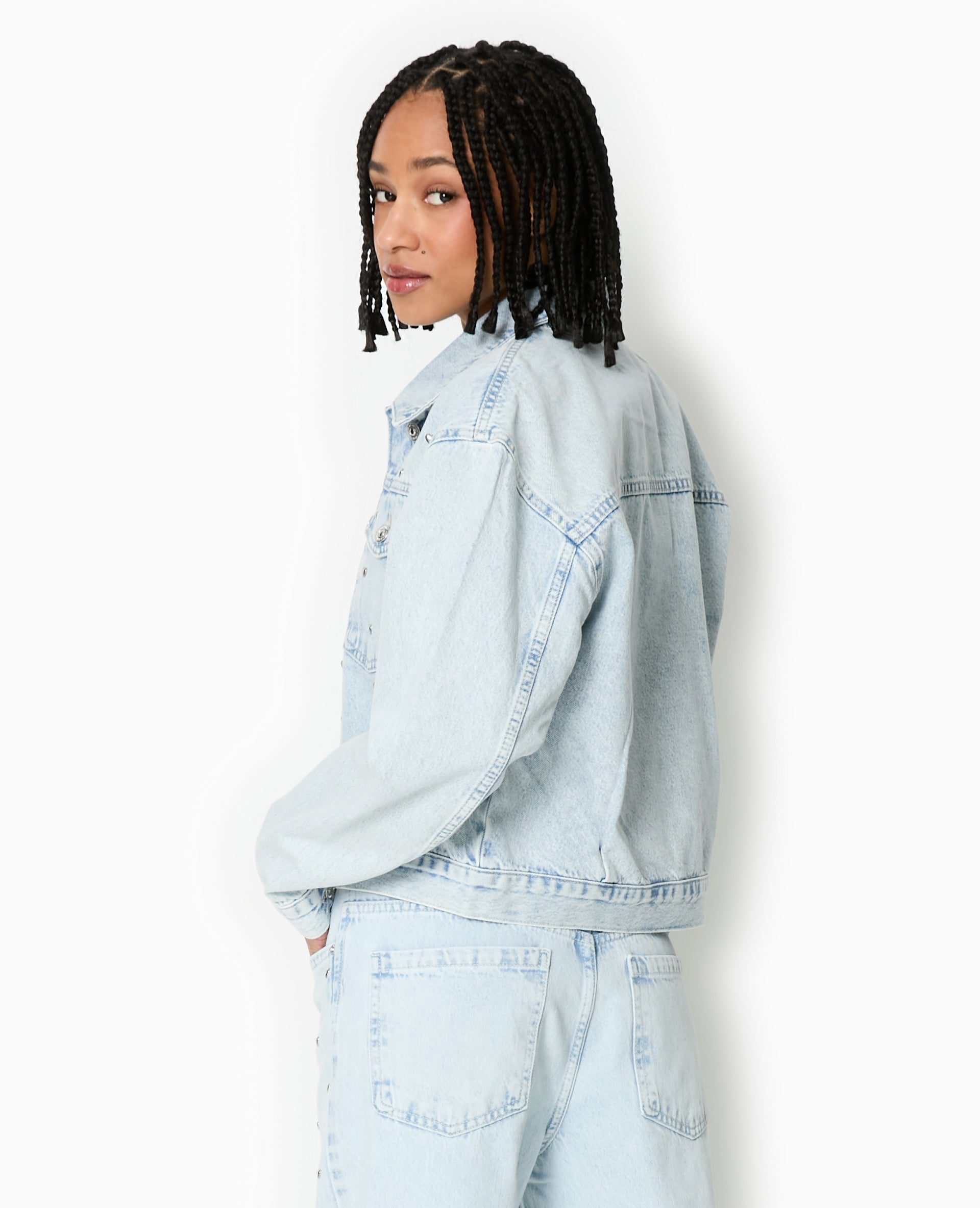 Veste en jean avec cœurs métalliques