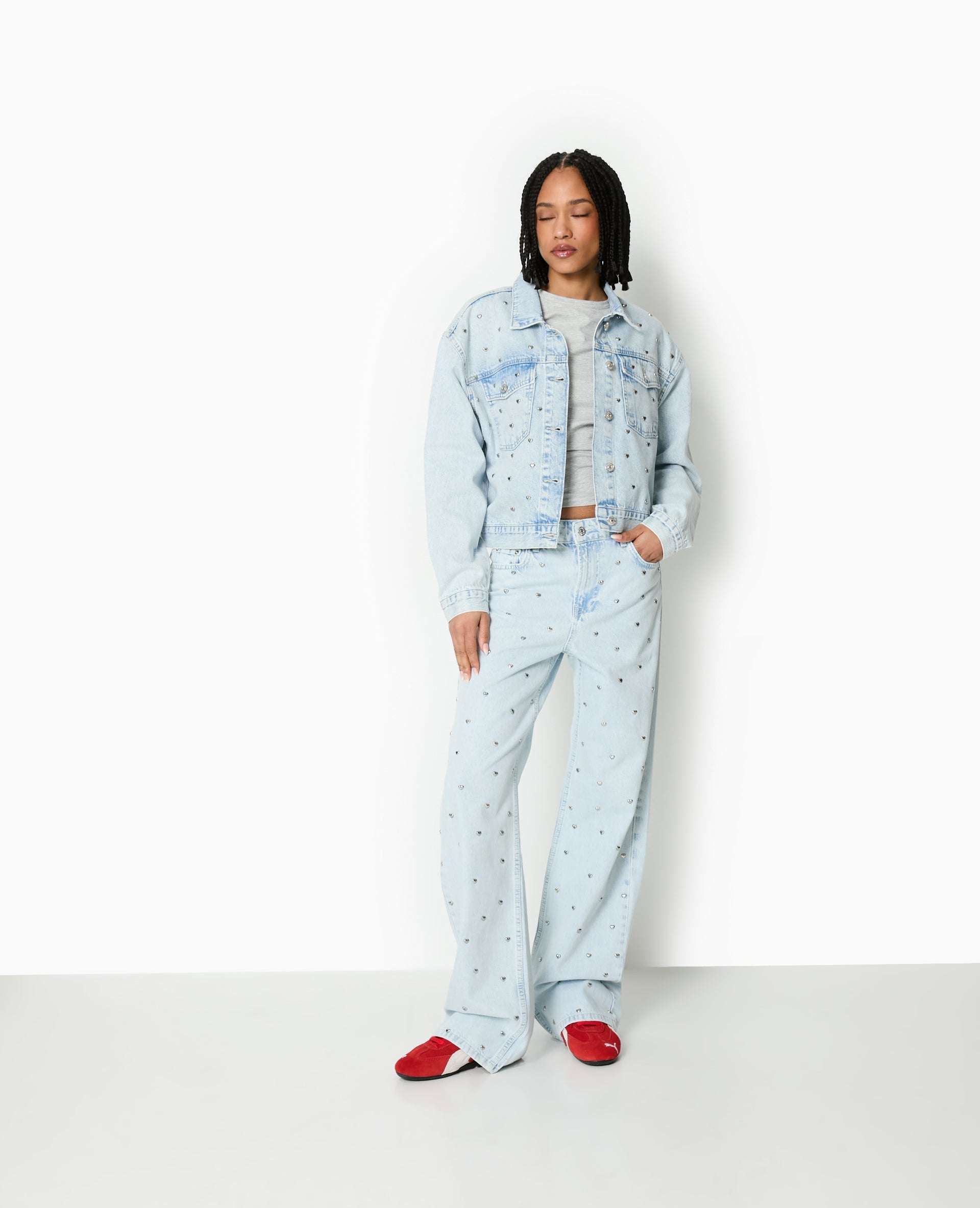 Veste en jean avec cœurs métalliques