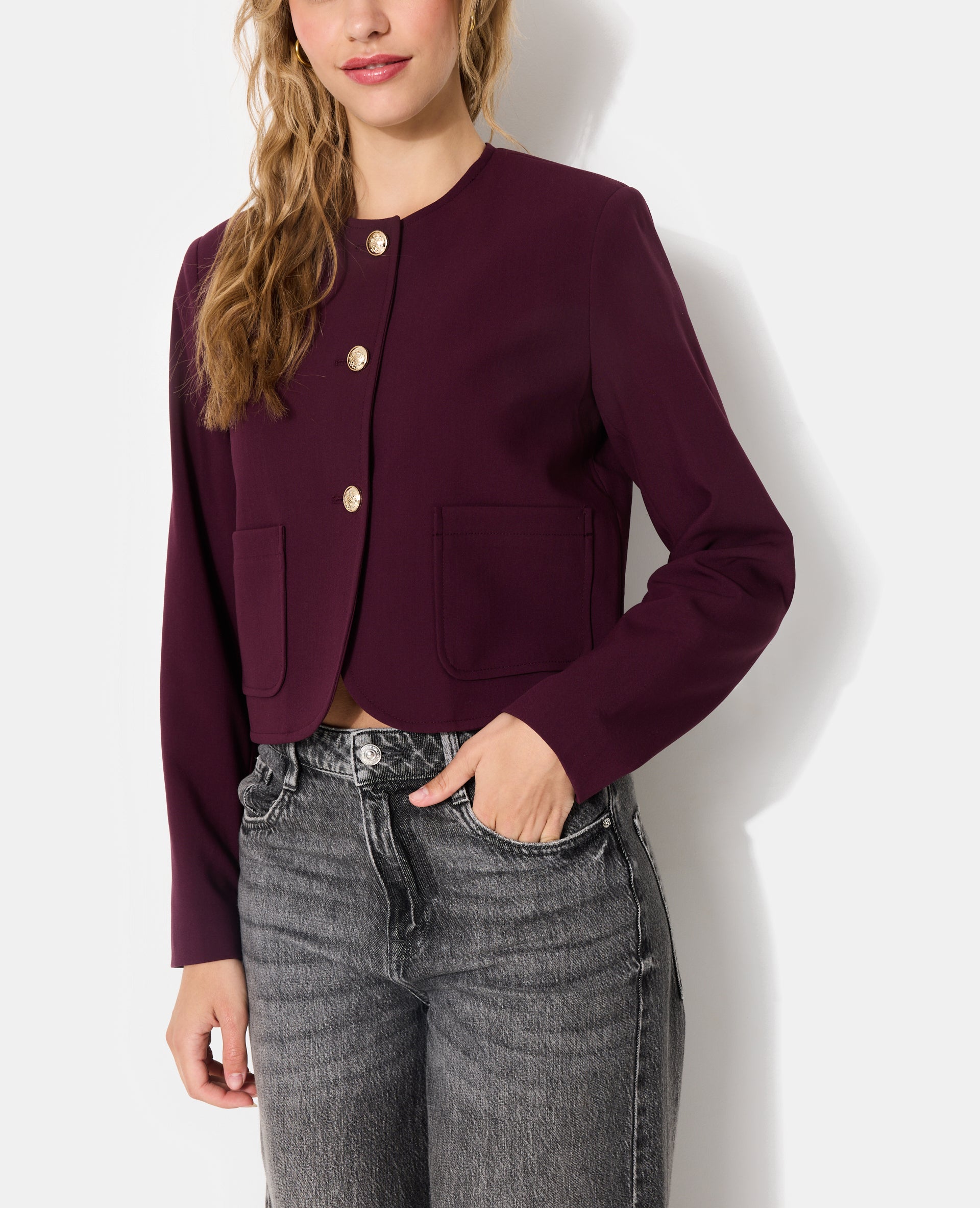 Veste droite et courte avec boutons écussons