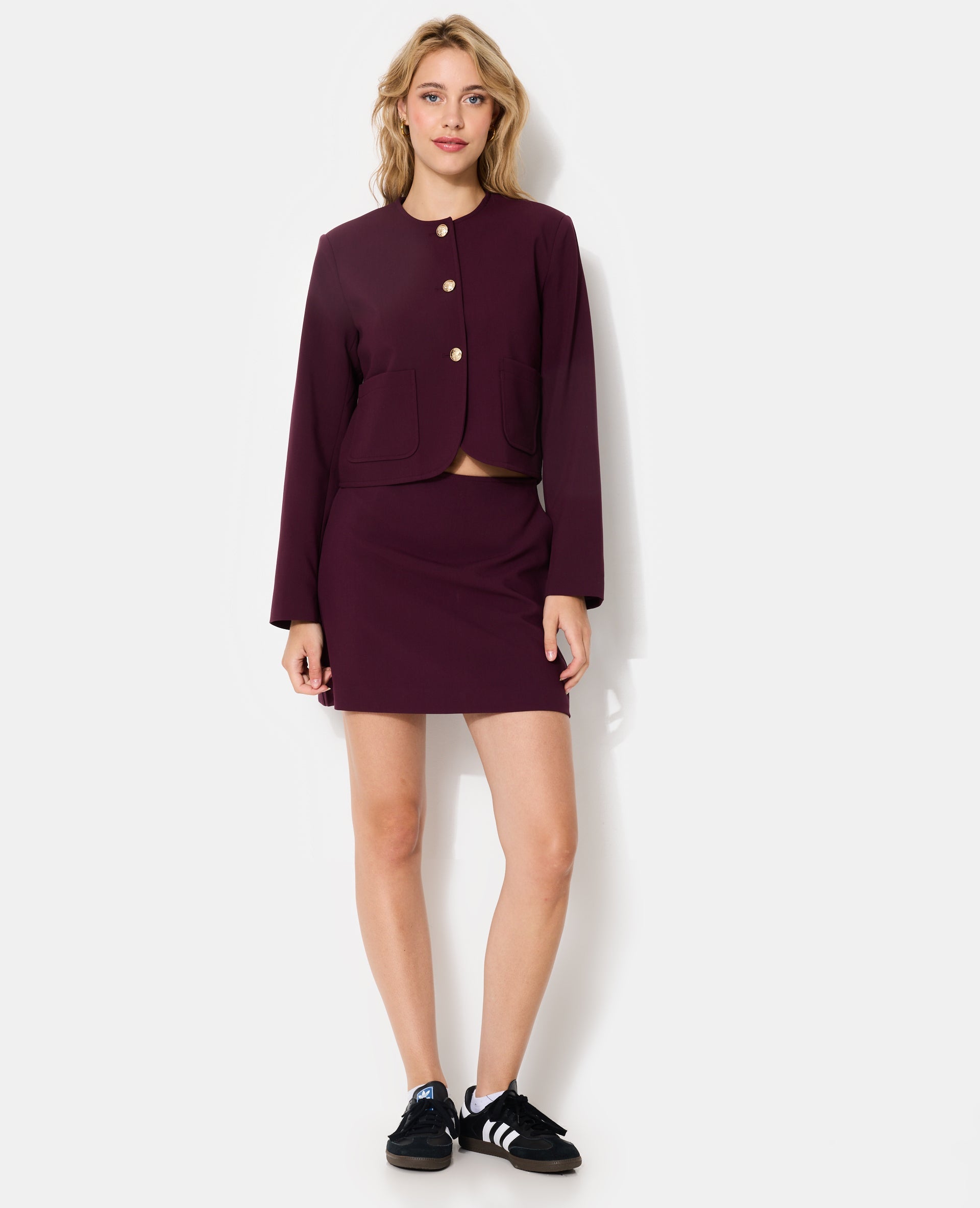 Veste droite et courte avec boutons écussons