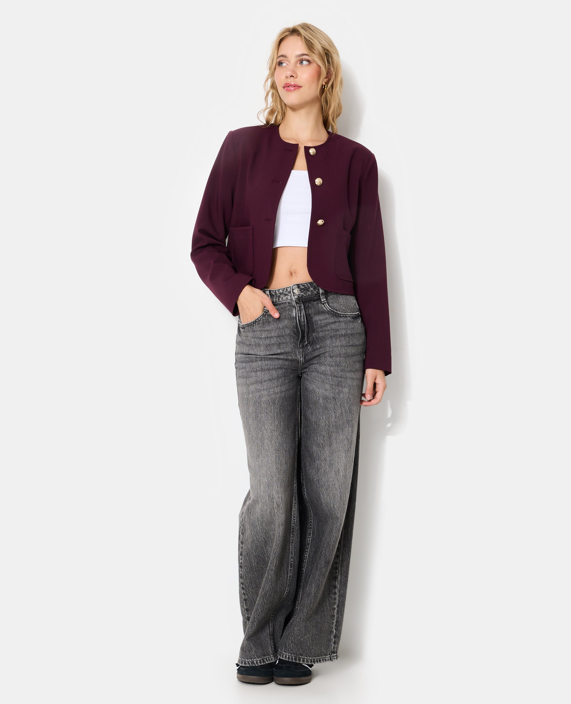 Veste droite et courte avec boutons écussons