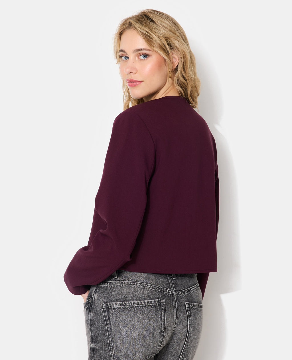 Veste droite et courte avec boutons écussons