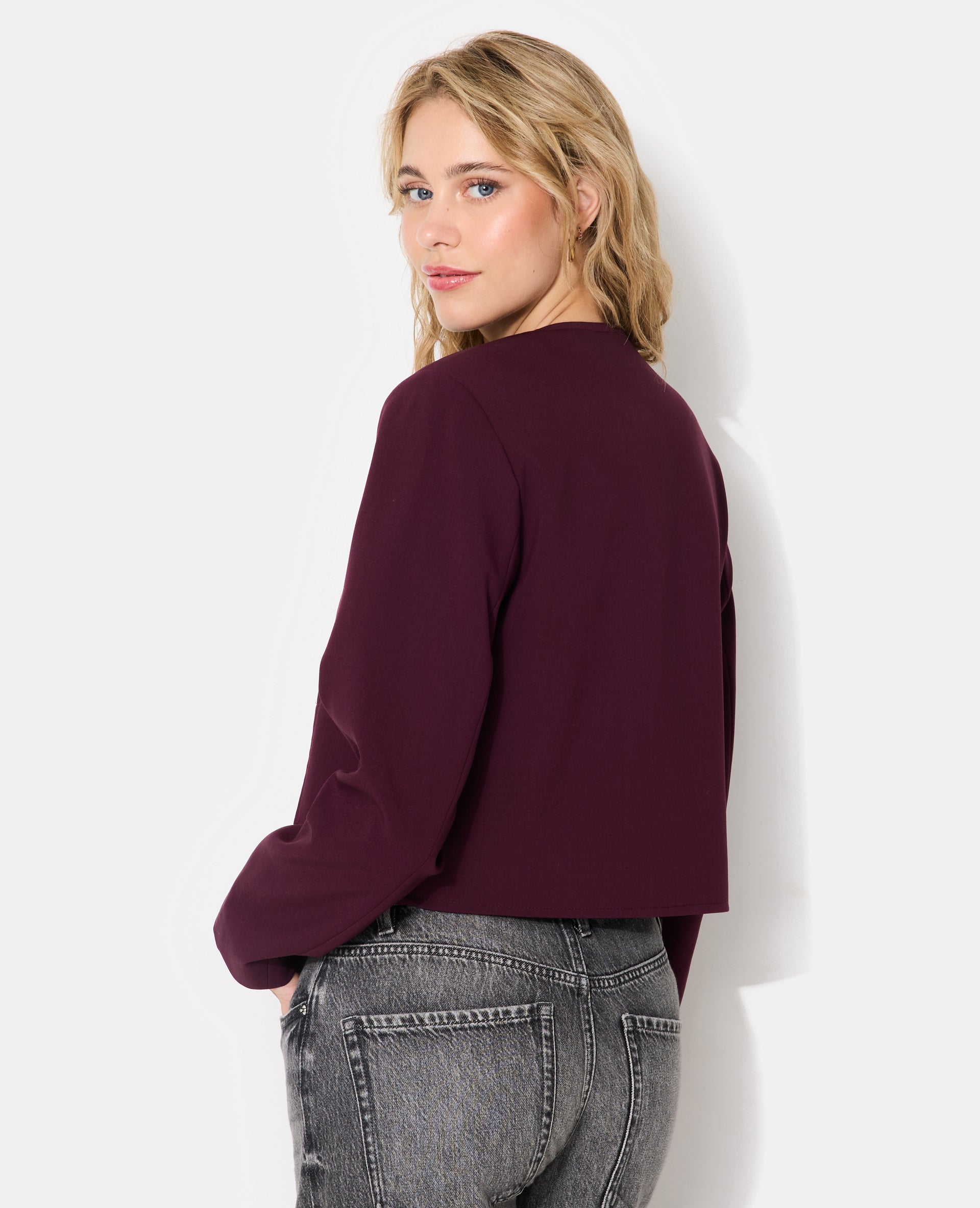 Veste droite et courte avec boutons écussons