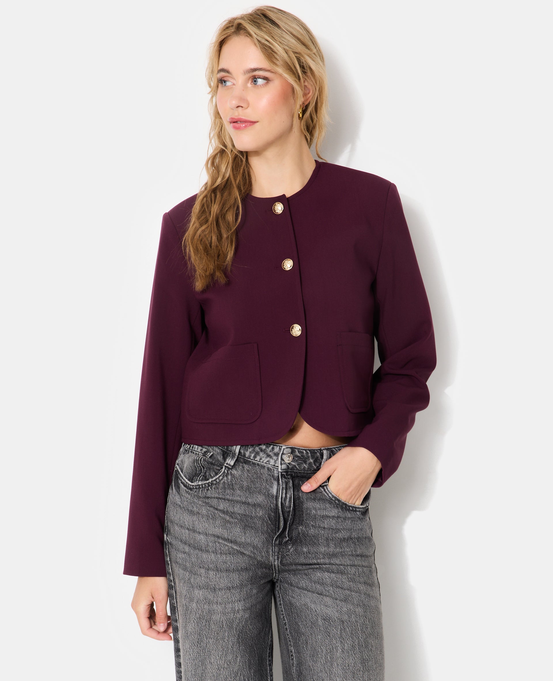 Veste droite et courte avec boutons écussons