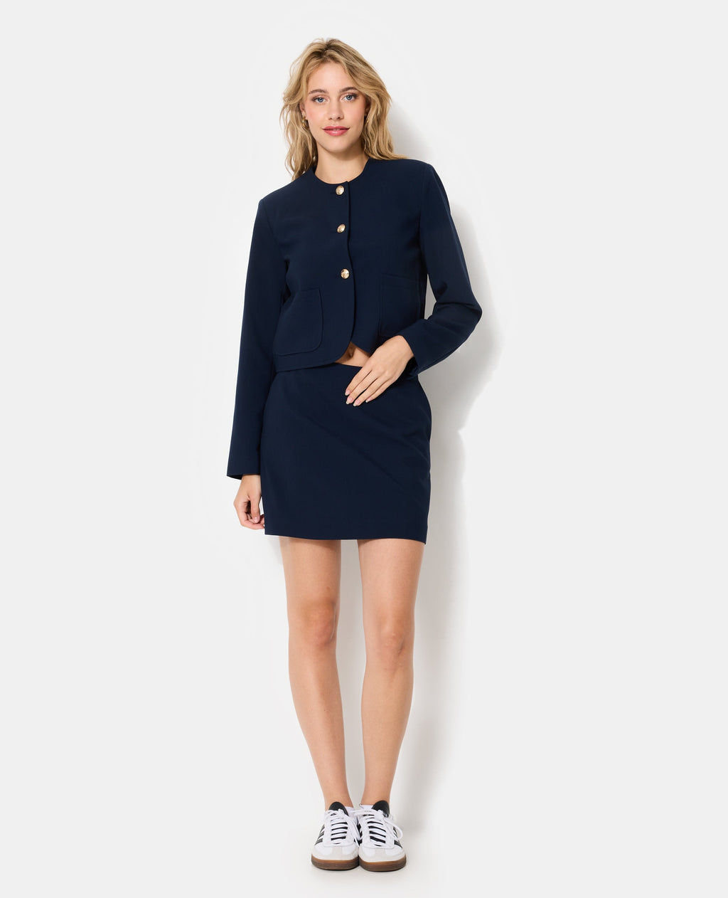 Veste droite et courte avec boutons écussons