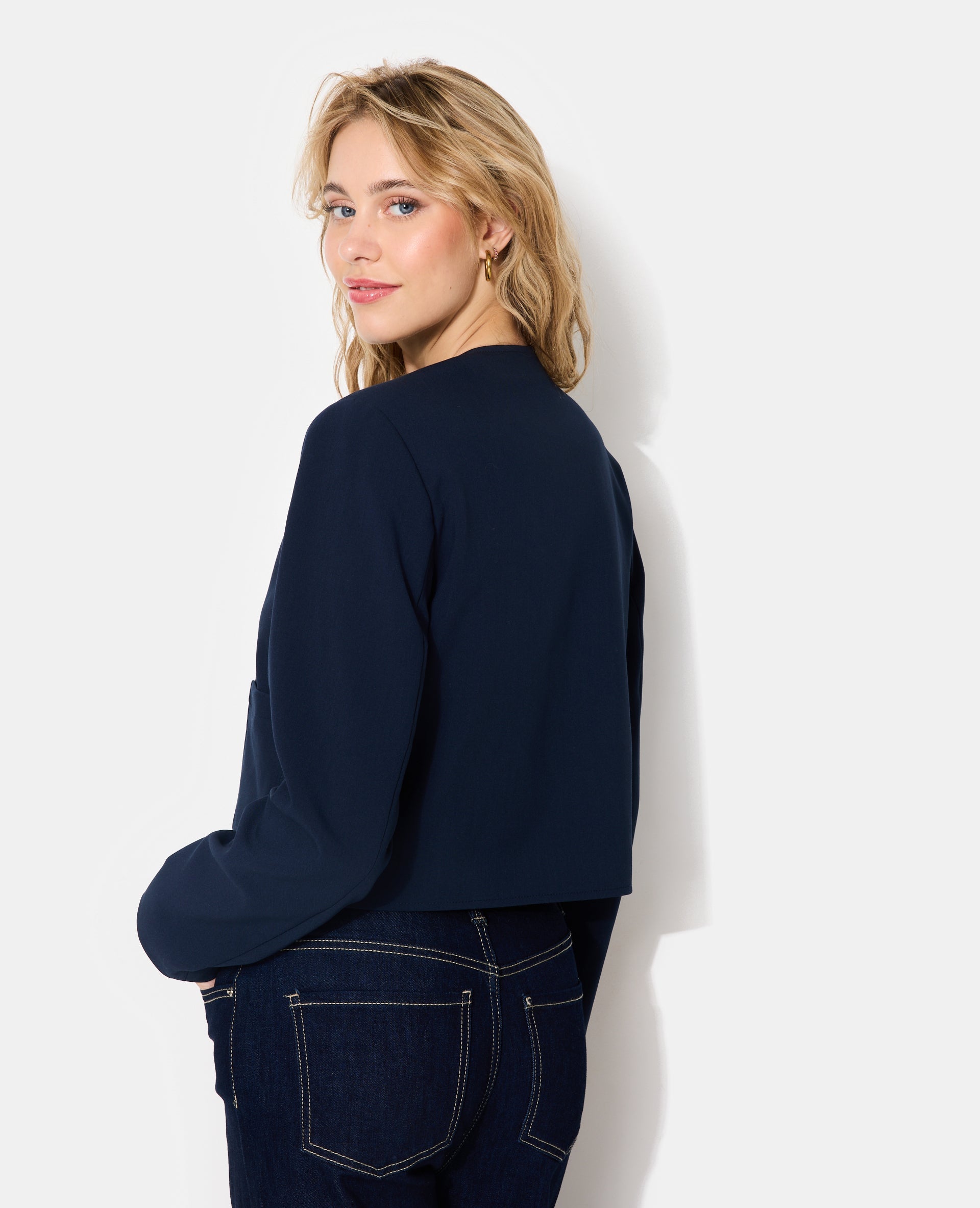 Veste droite et courte avec boutons écussons
