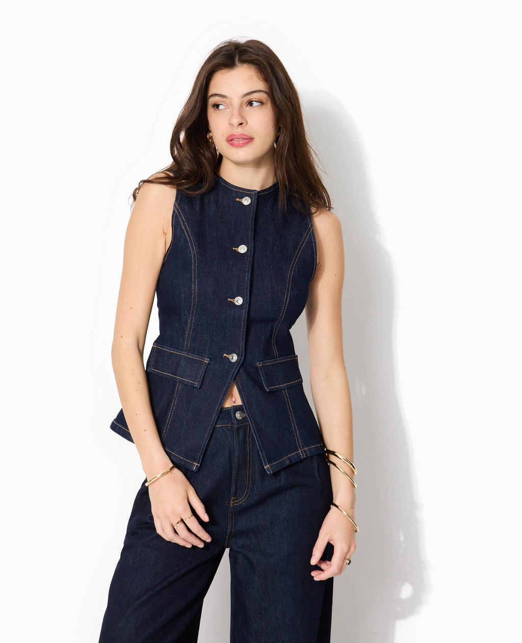 Veste en jean sans manches façon gilet de barman