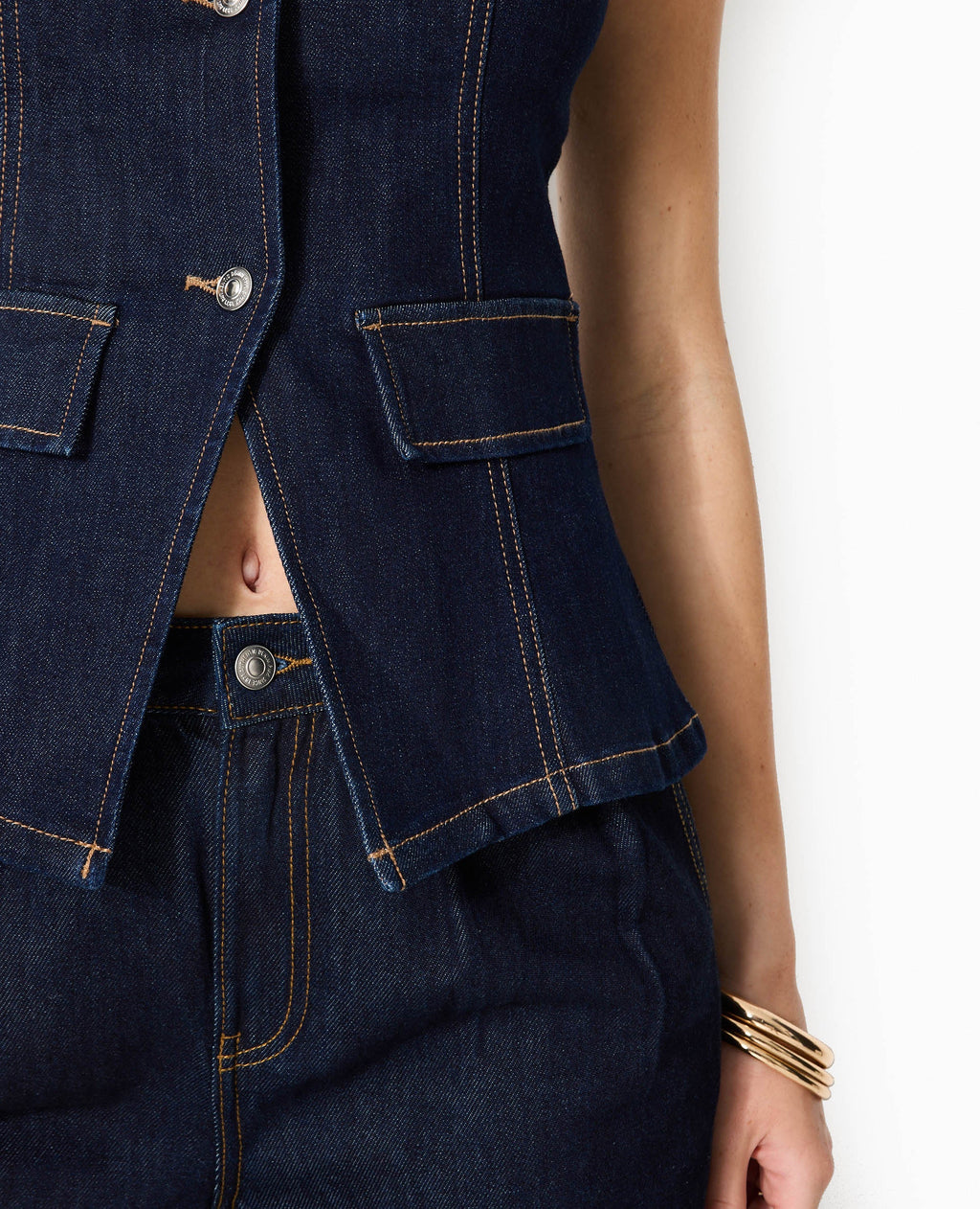 Veste en jean sans manches façon gilet de barman