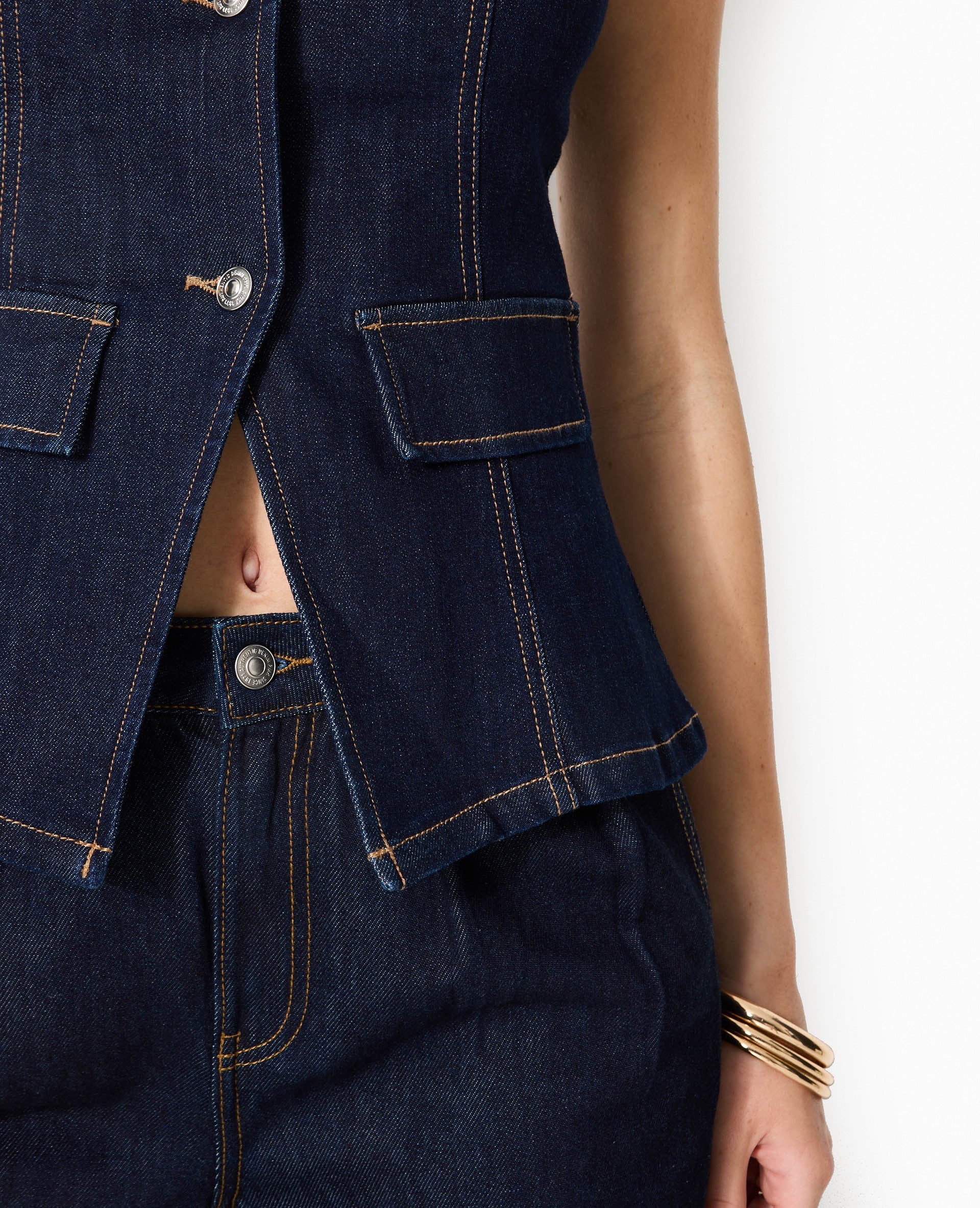 Veste en jean sans manches façon gilet de barman