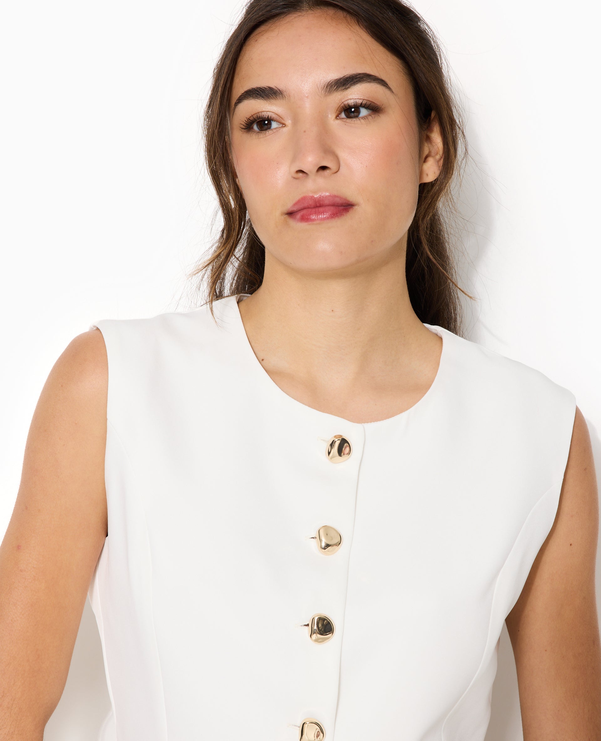 Veste sans manches peplum avec boutons fantaisie