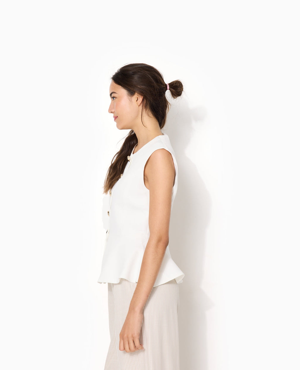 Veste sans manches peplum avec boutons fantaisie