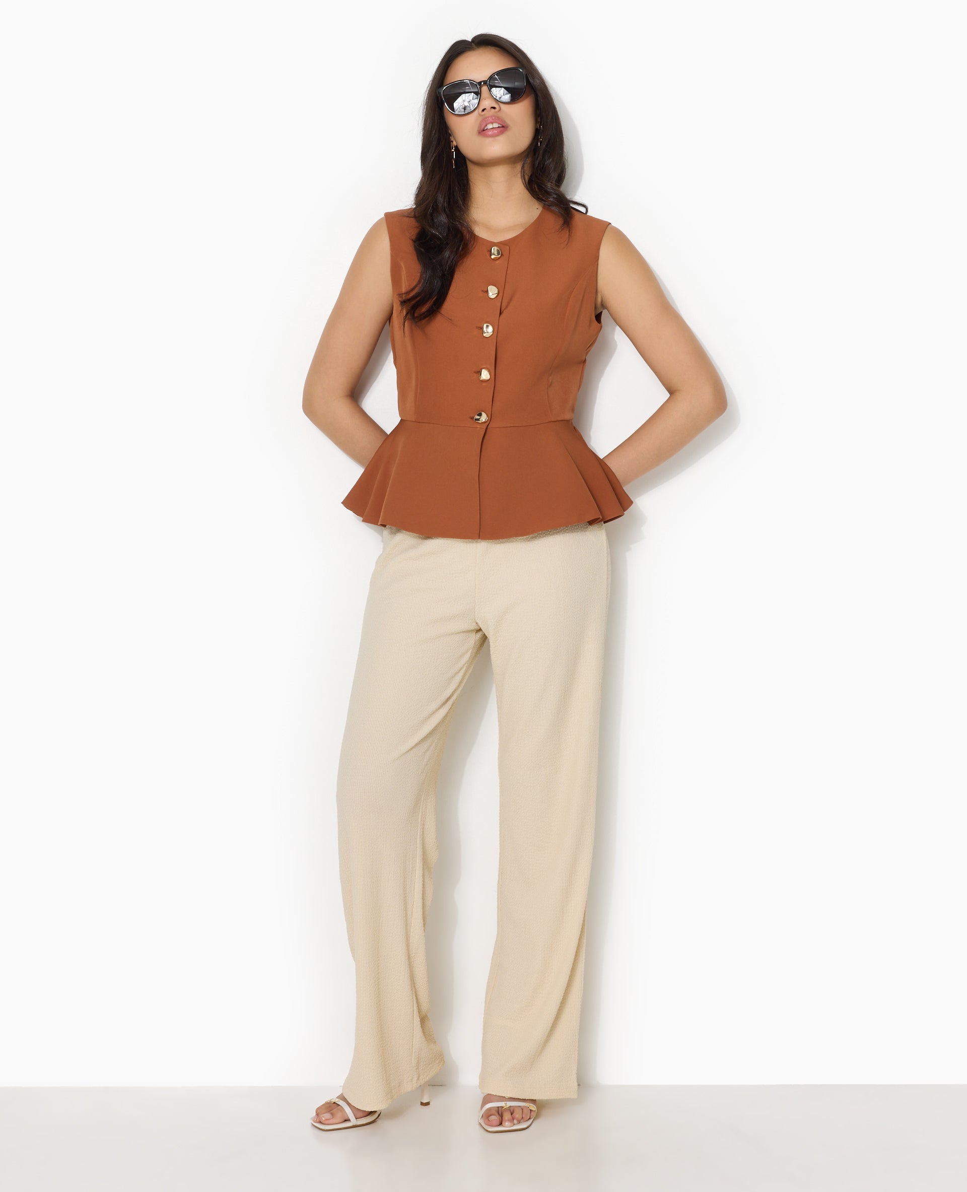 Veste sans manches peplum avec boutons fantaisie