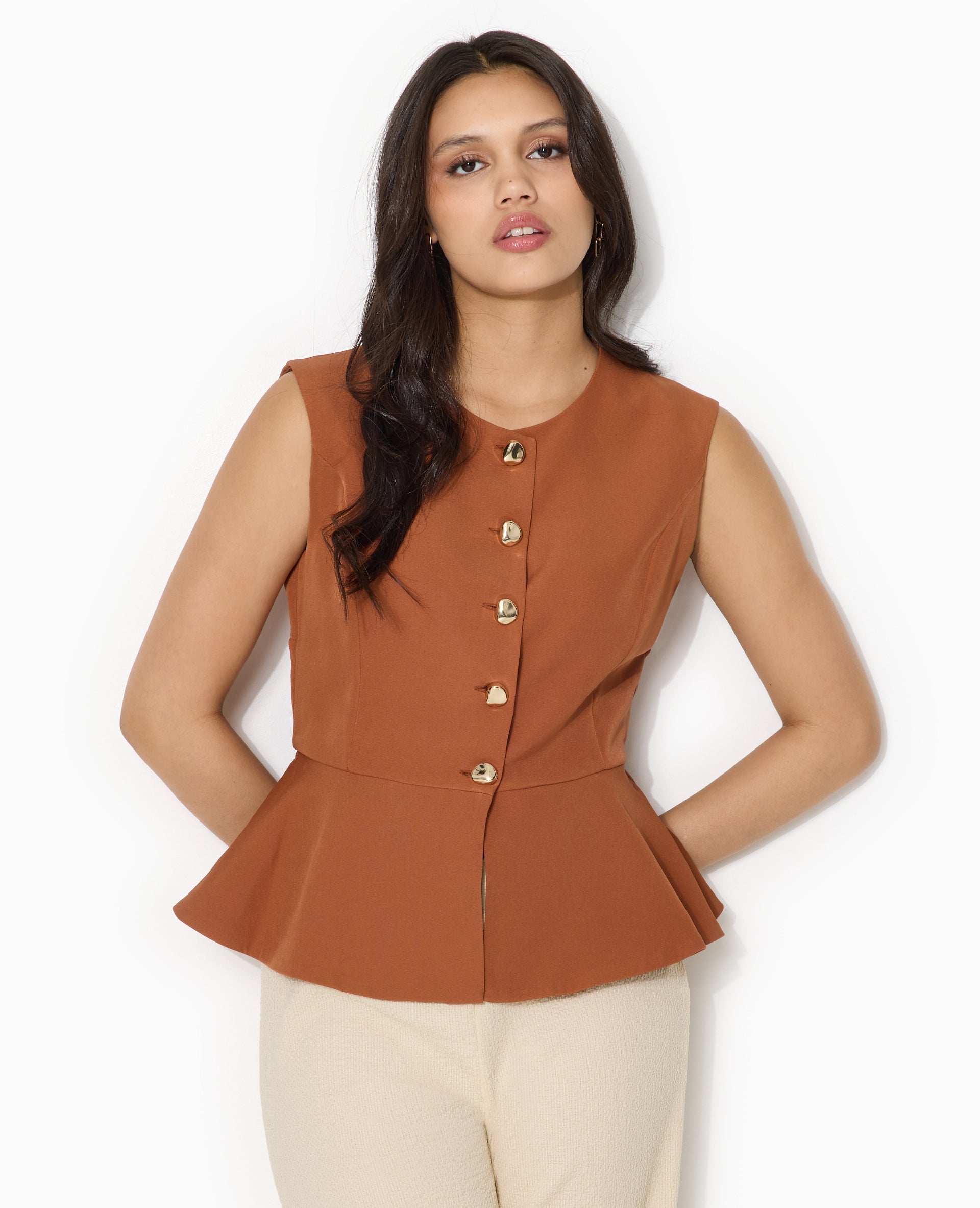 Veste sans manches peplum avec boutons fantaisie