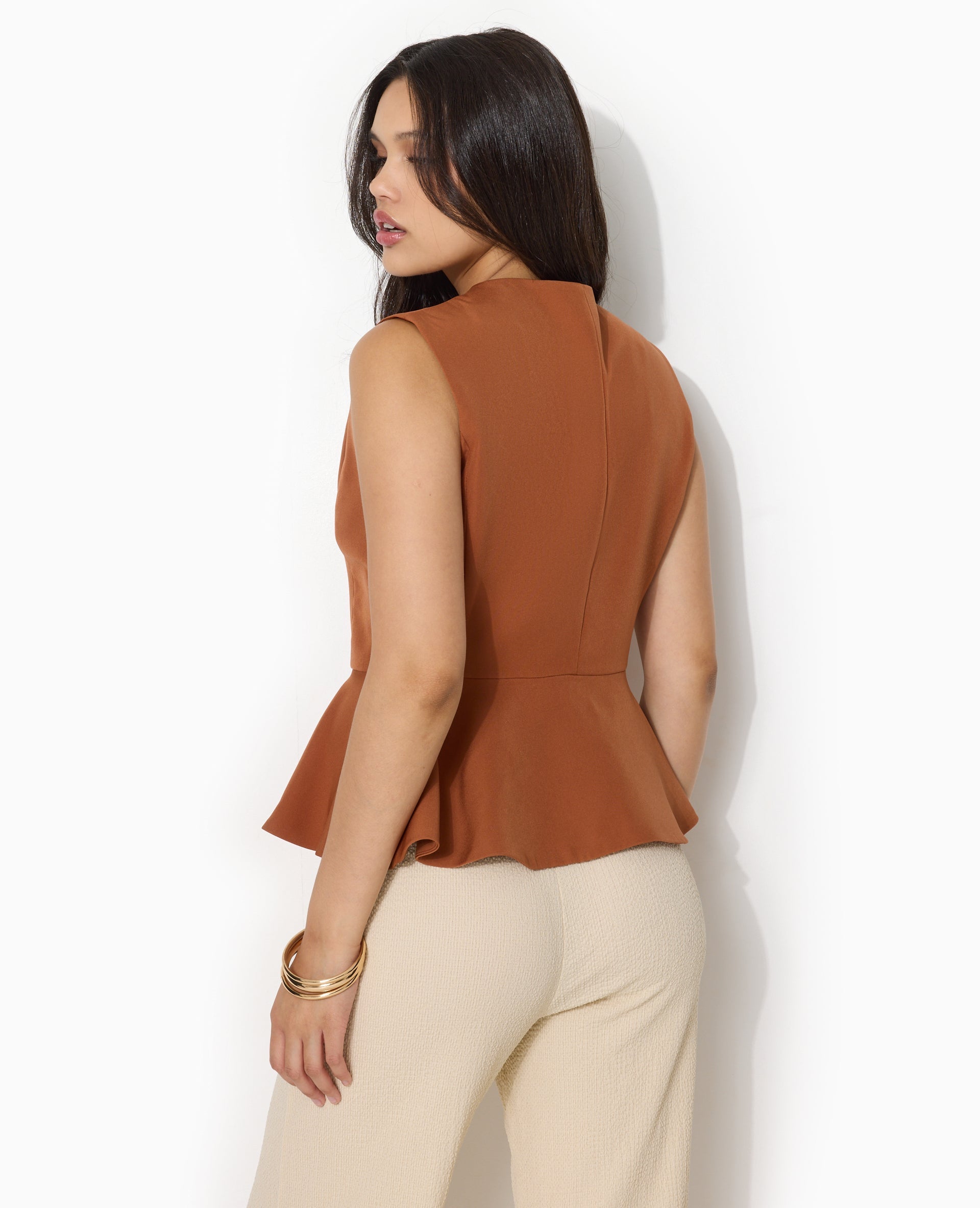 Veste sans manches peplum avec boutons fantaisie