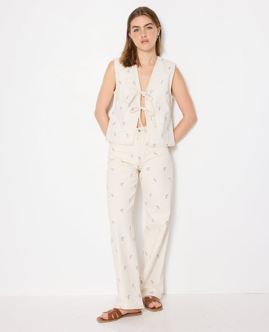 Veste sans manche en jean avec broderies fleurs