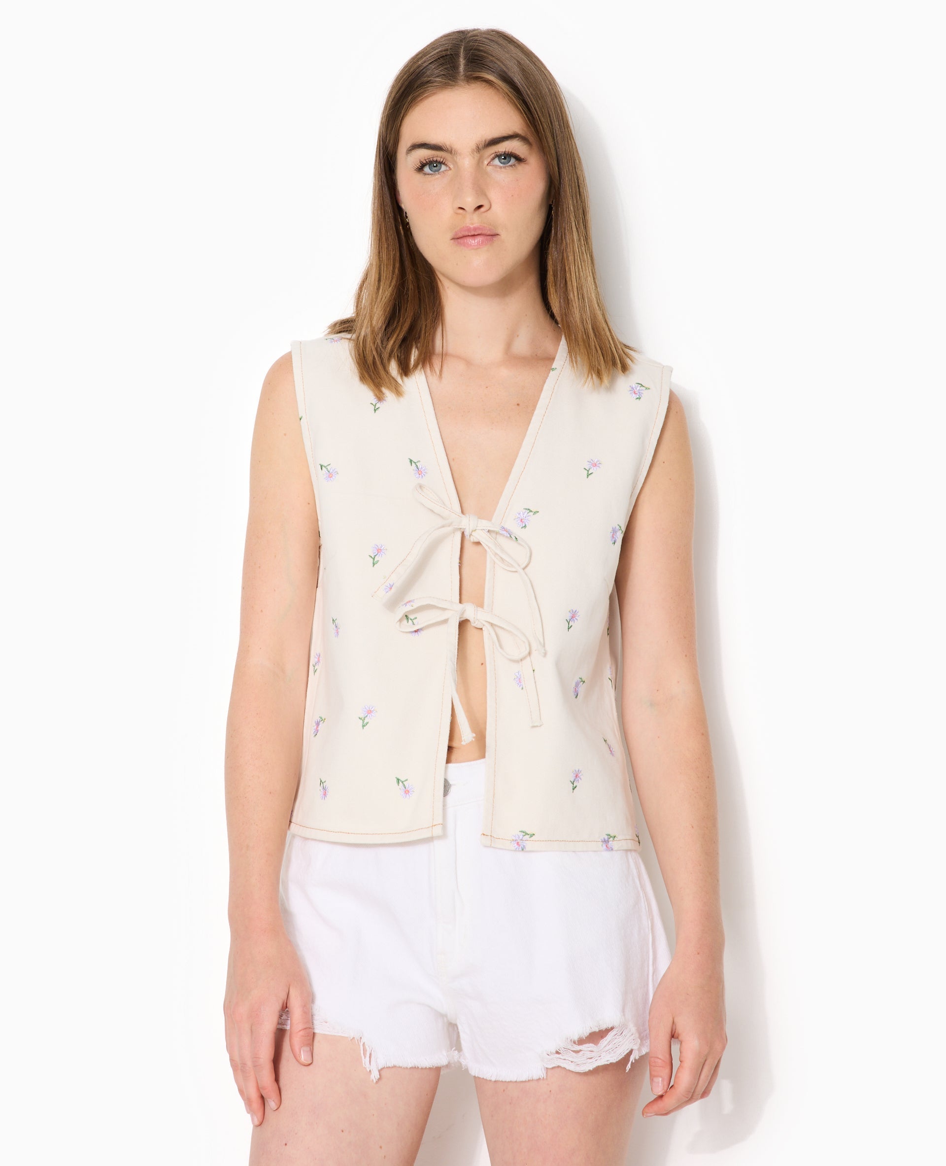Veste sans manche en jean avec broderies fleurs