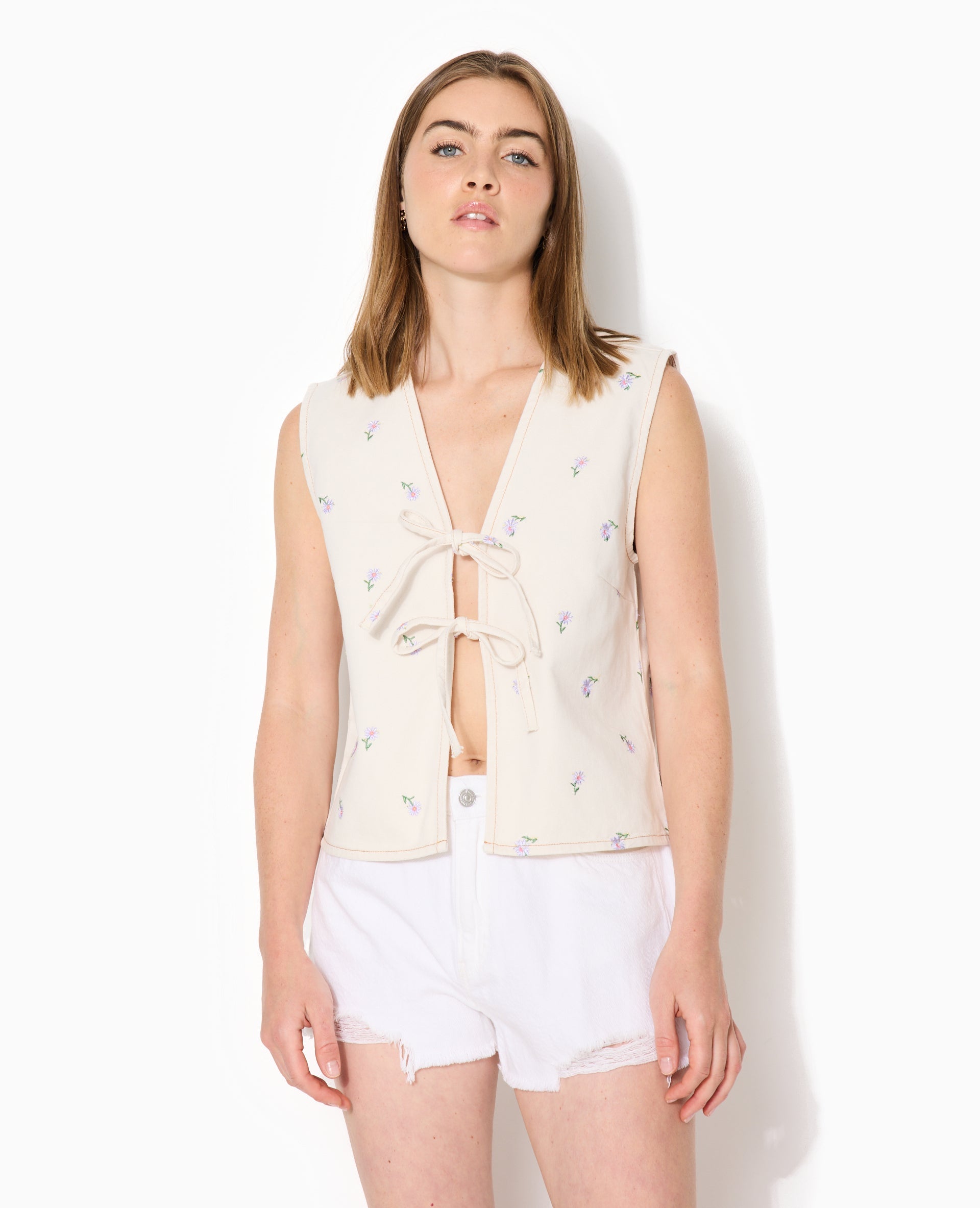 Veste sans manche en jean avec broderies fleurs