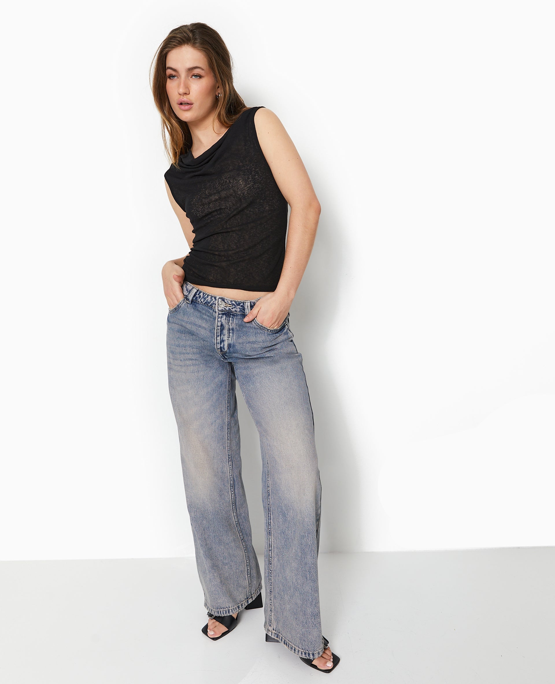 Top en maille légère avec encolure bénitier