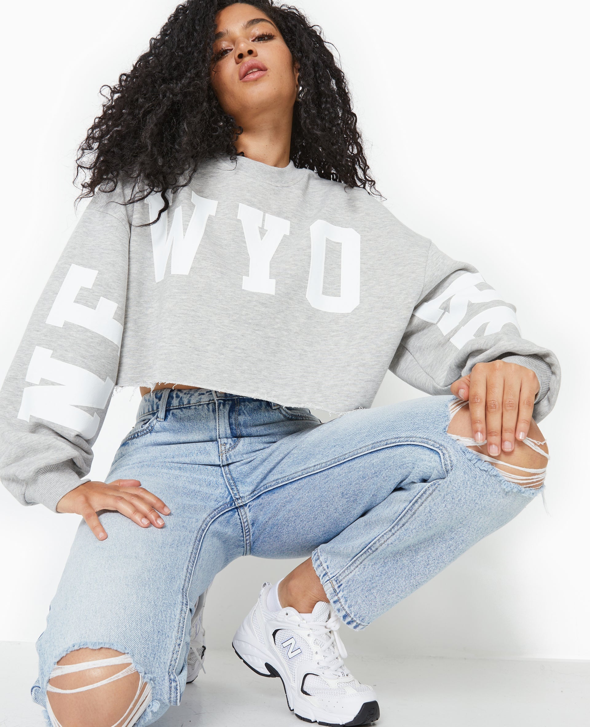 Sweat cropped base coupée avec NEW YORK