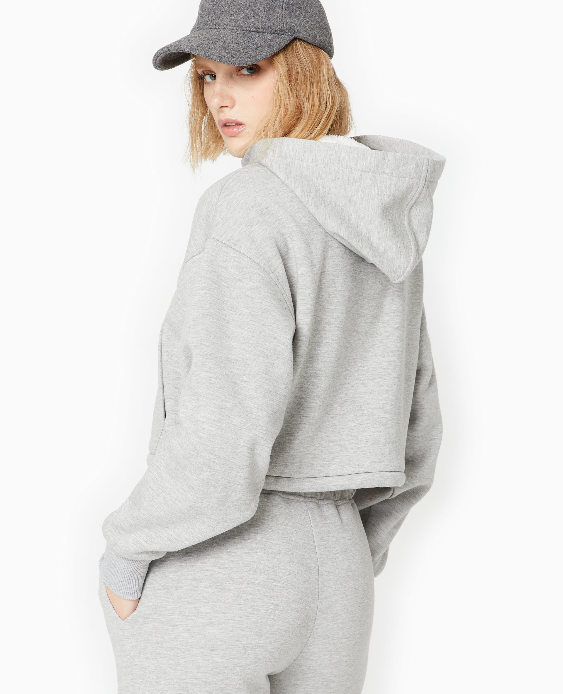 Sweat court et zippé doublé de fourrure
