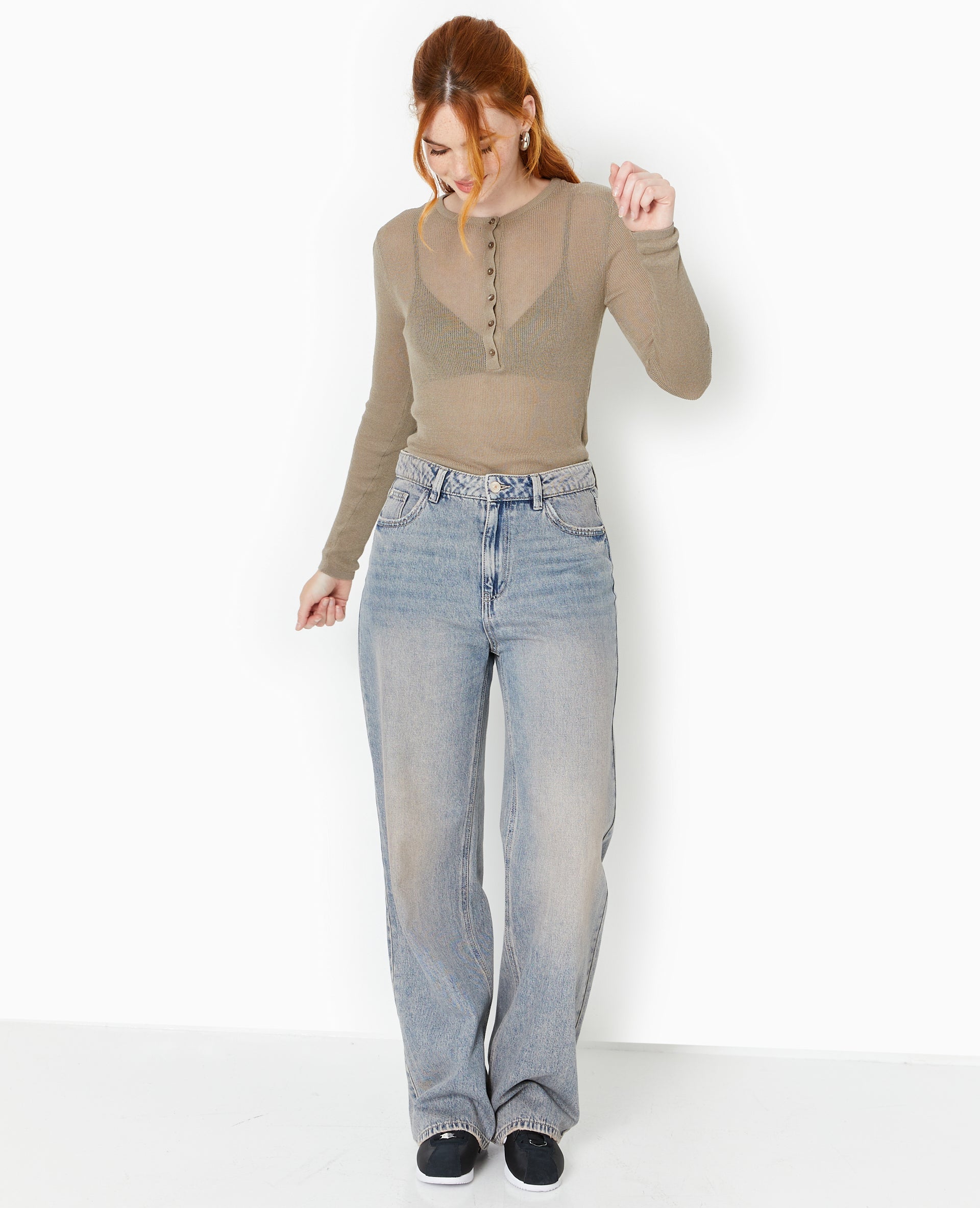 Pull maille transparente avec patte boutonnée