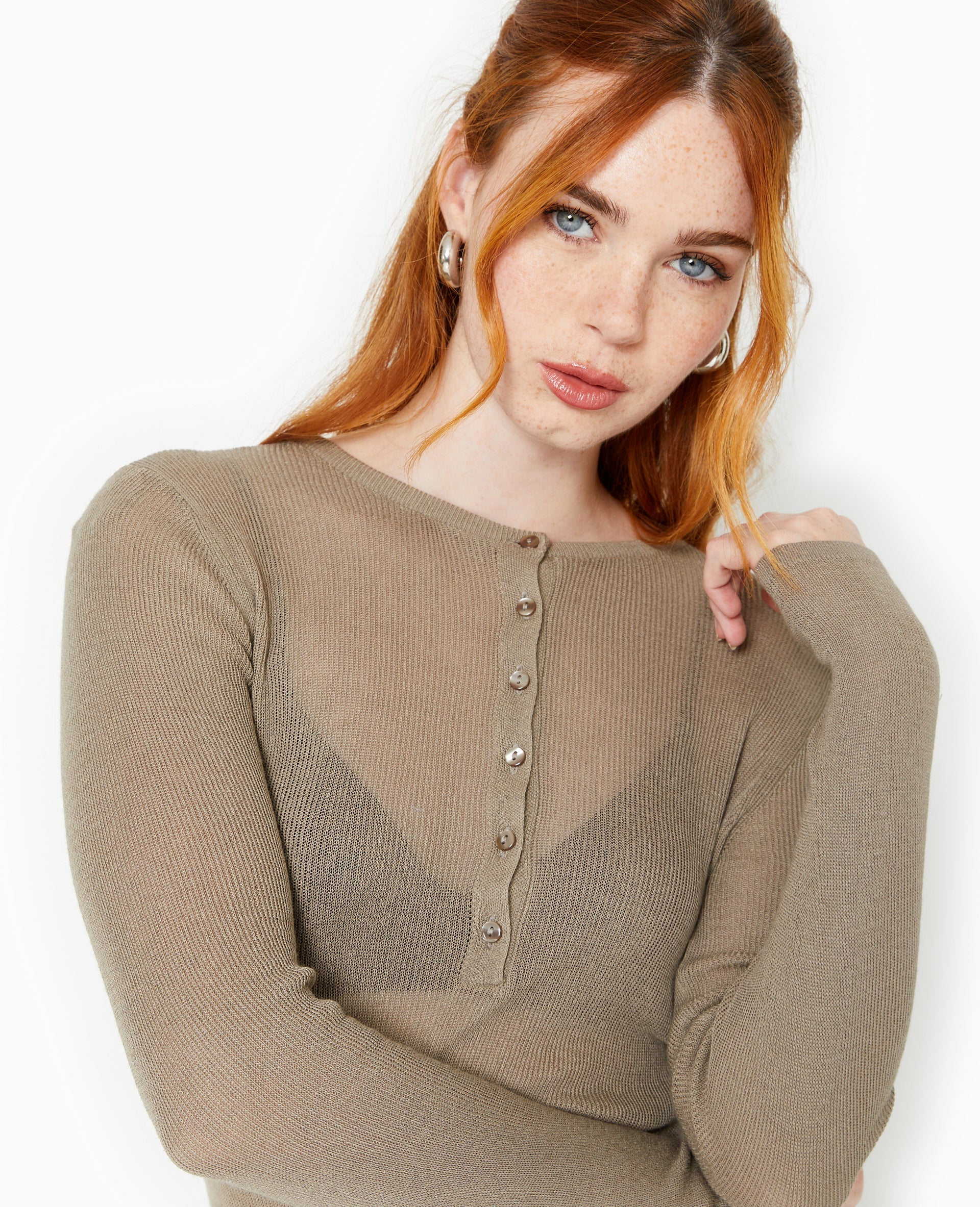 Pull maille transparente avec patte boutonnée