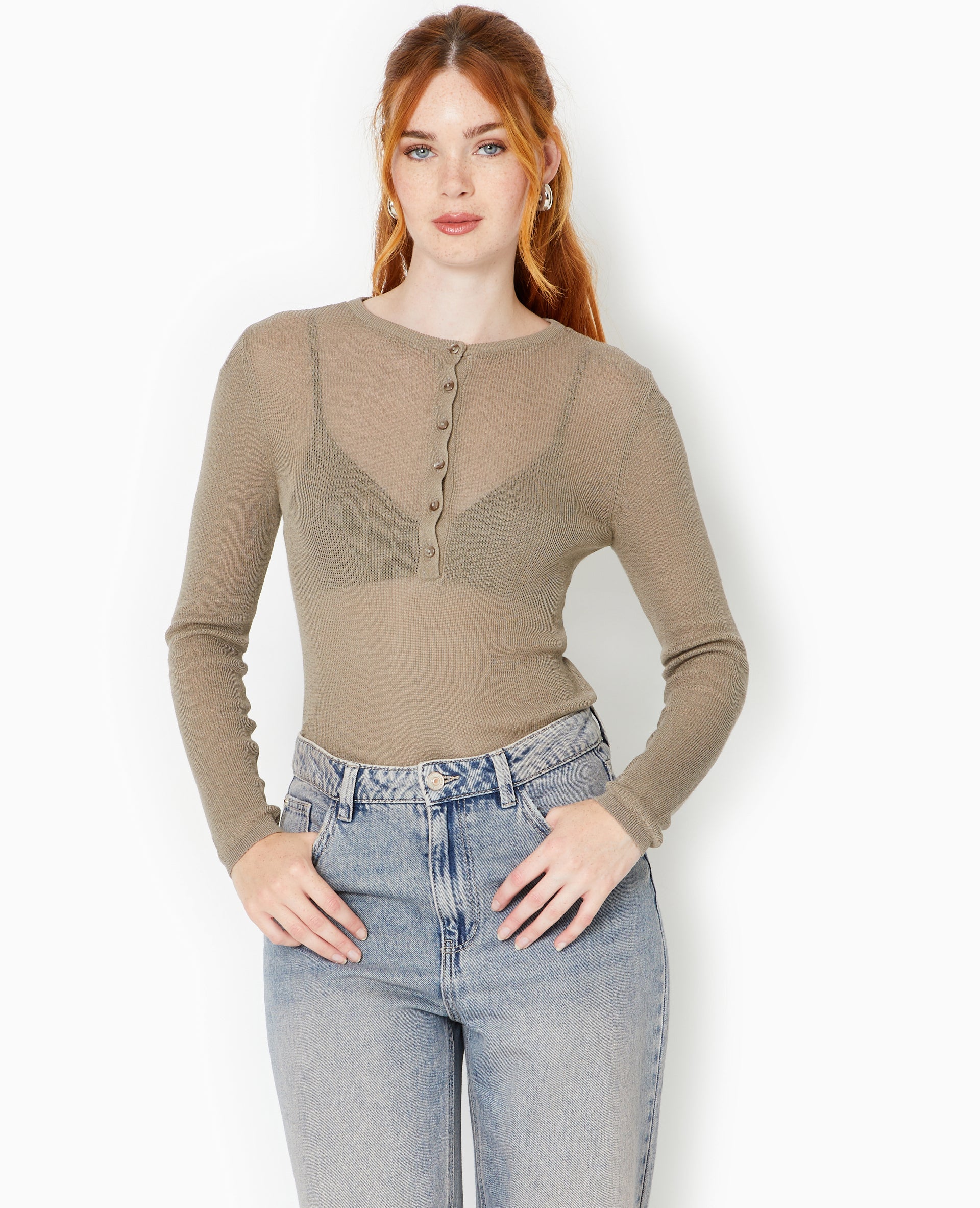 Pull maille transparente avec patte boutonnée
