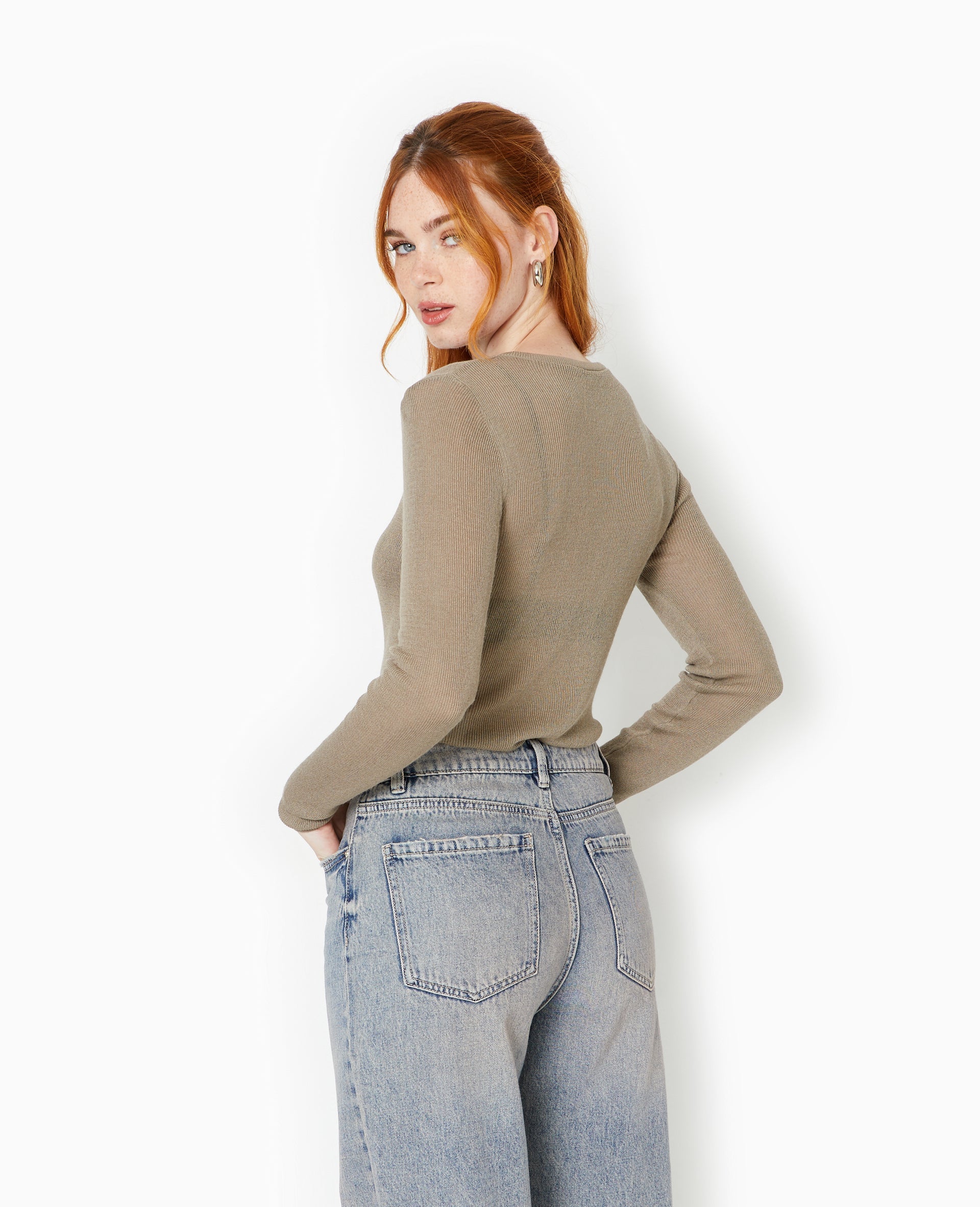 Pull maille transparente avec patte boutonnée
