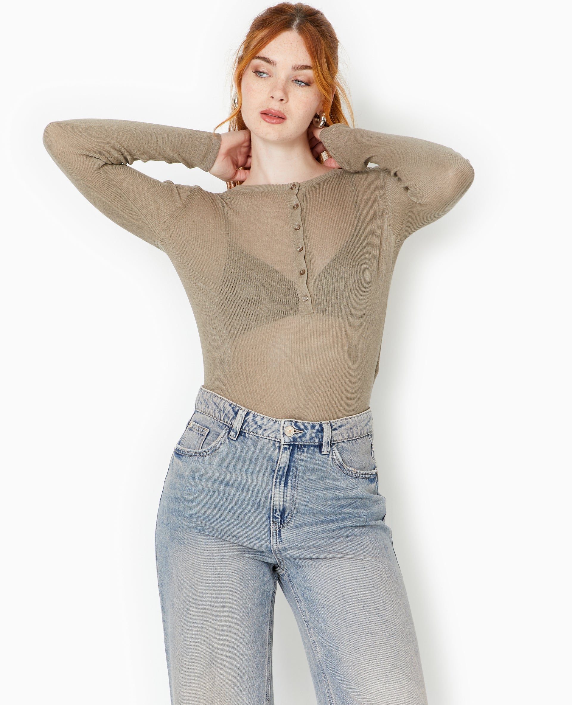 Pull maille transparente avec patte boutonnée