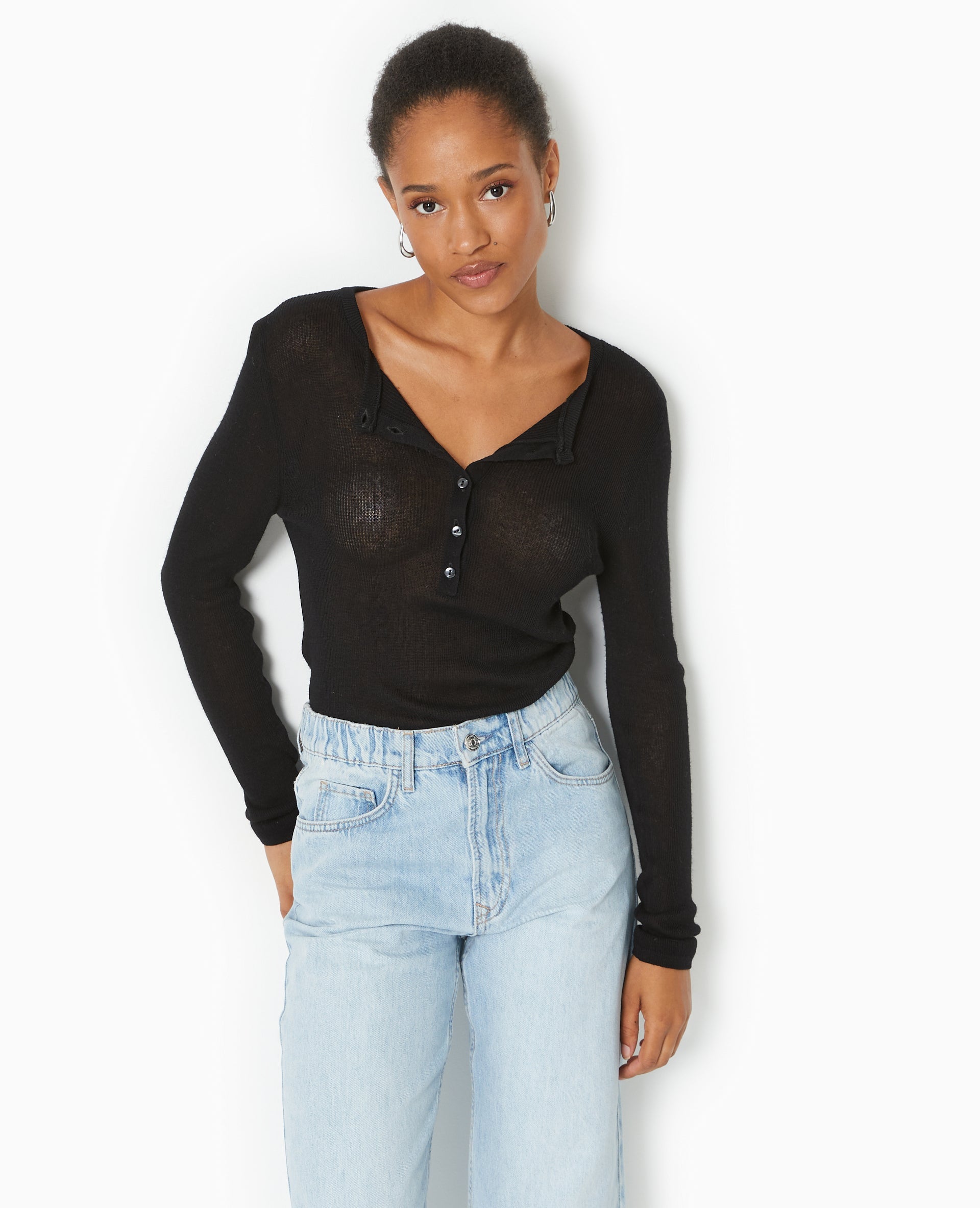 Pull maille transparente avec patte boutonnée