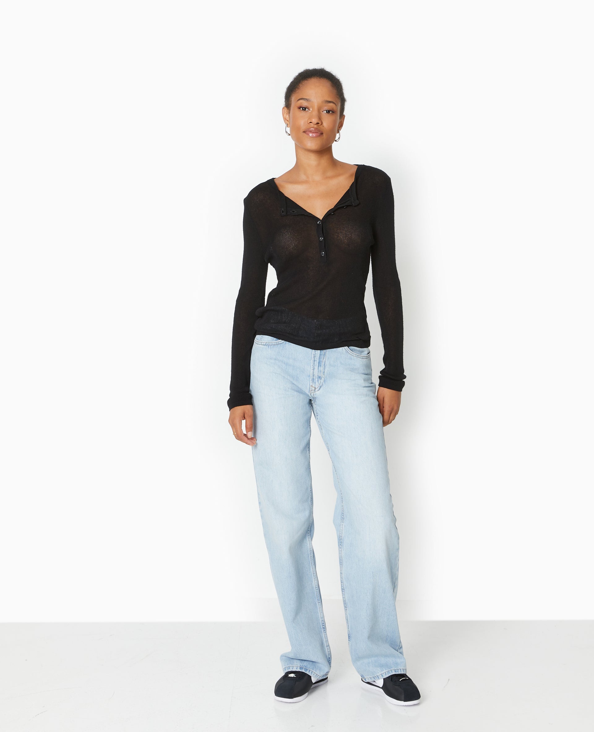 Pull maille transparente avec patte boutonnée