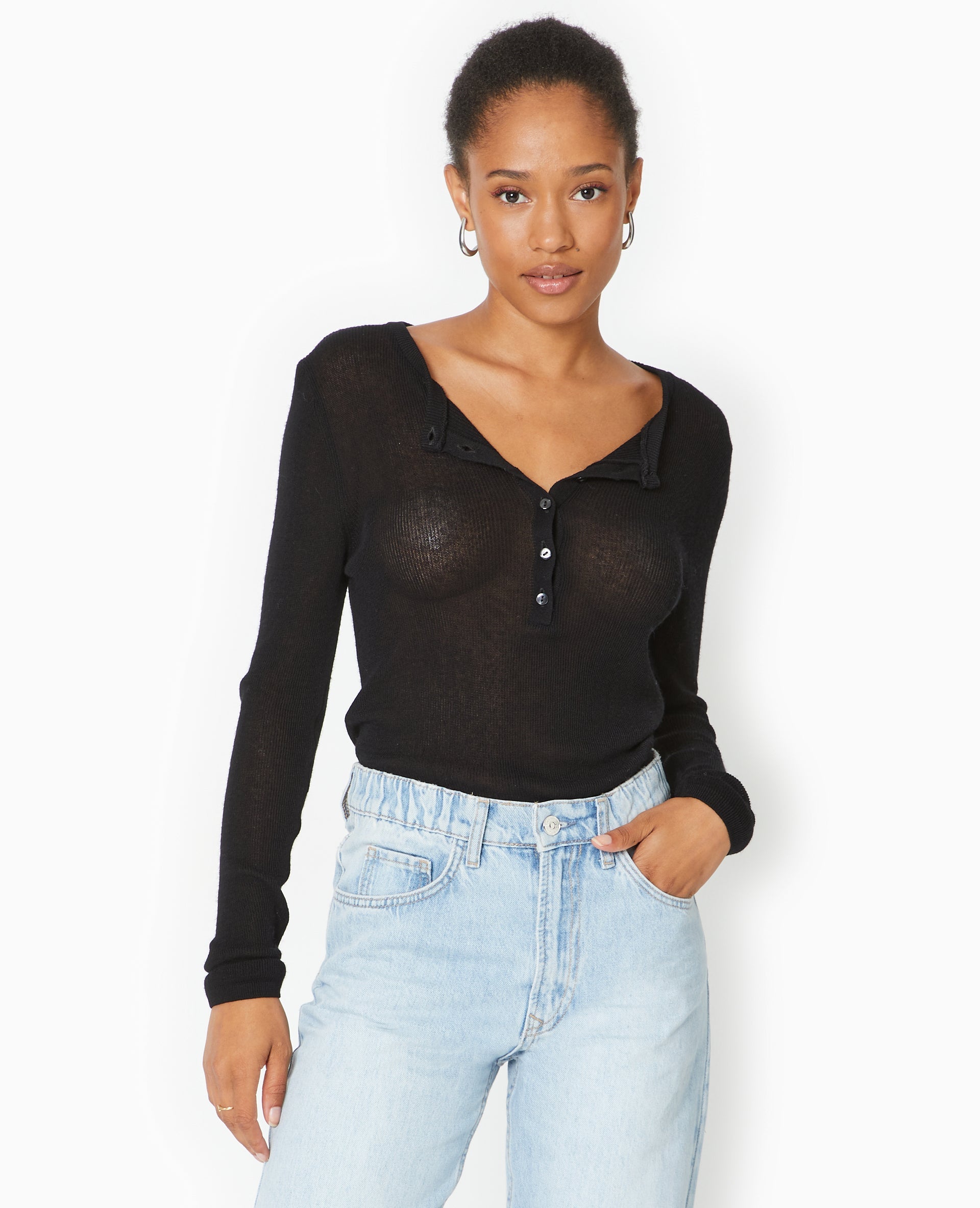 Pull maille transparente avec patte boutonnée