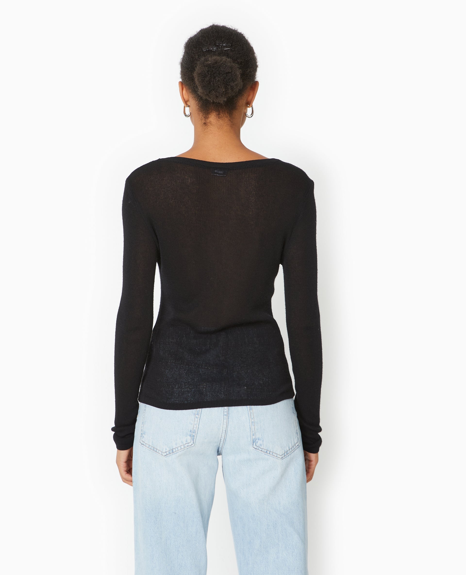 Pull maille transparente avec patte boutonnée