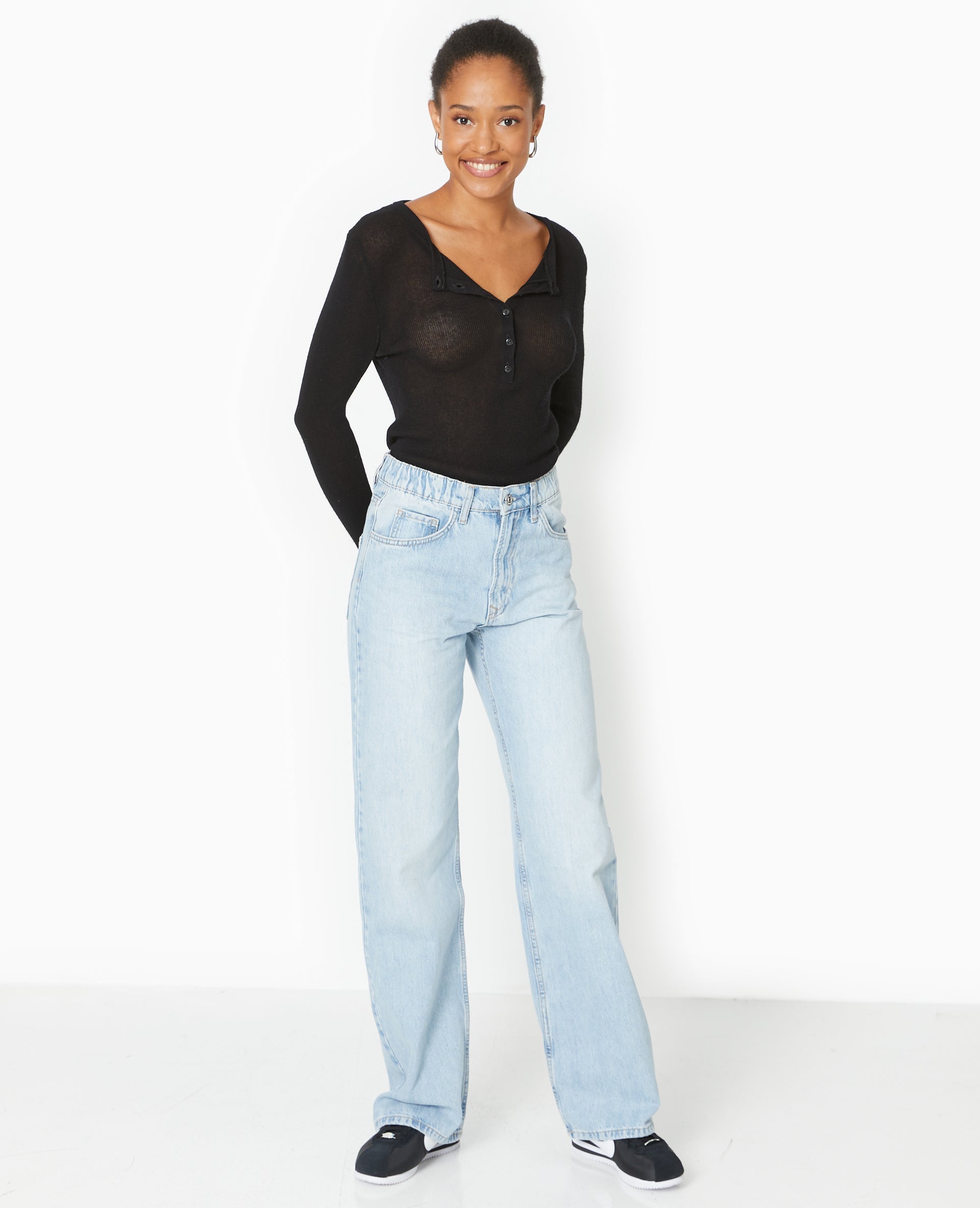 Pull maille transparente avec patte boutonnée