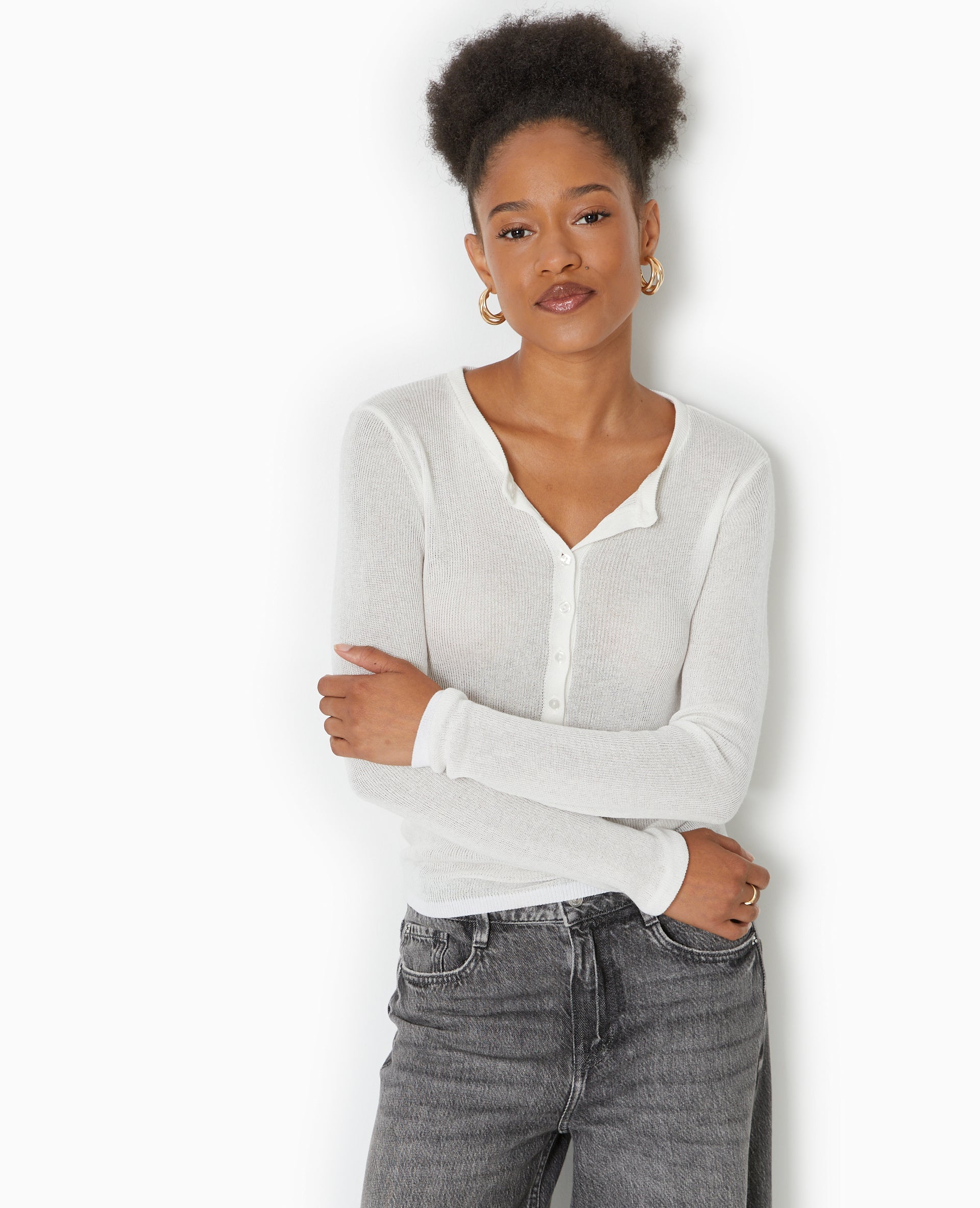 Pull maille transparente avec patte boutonnée