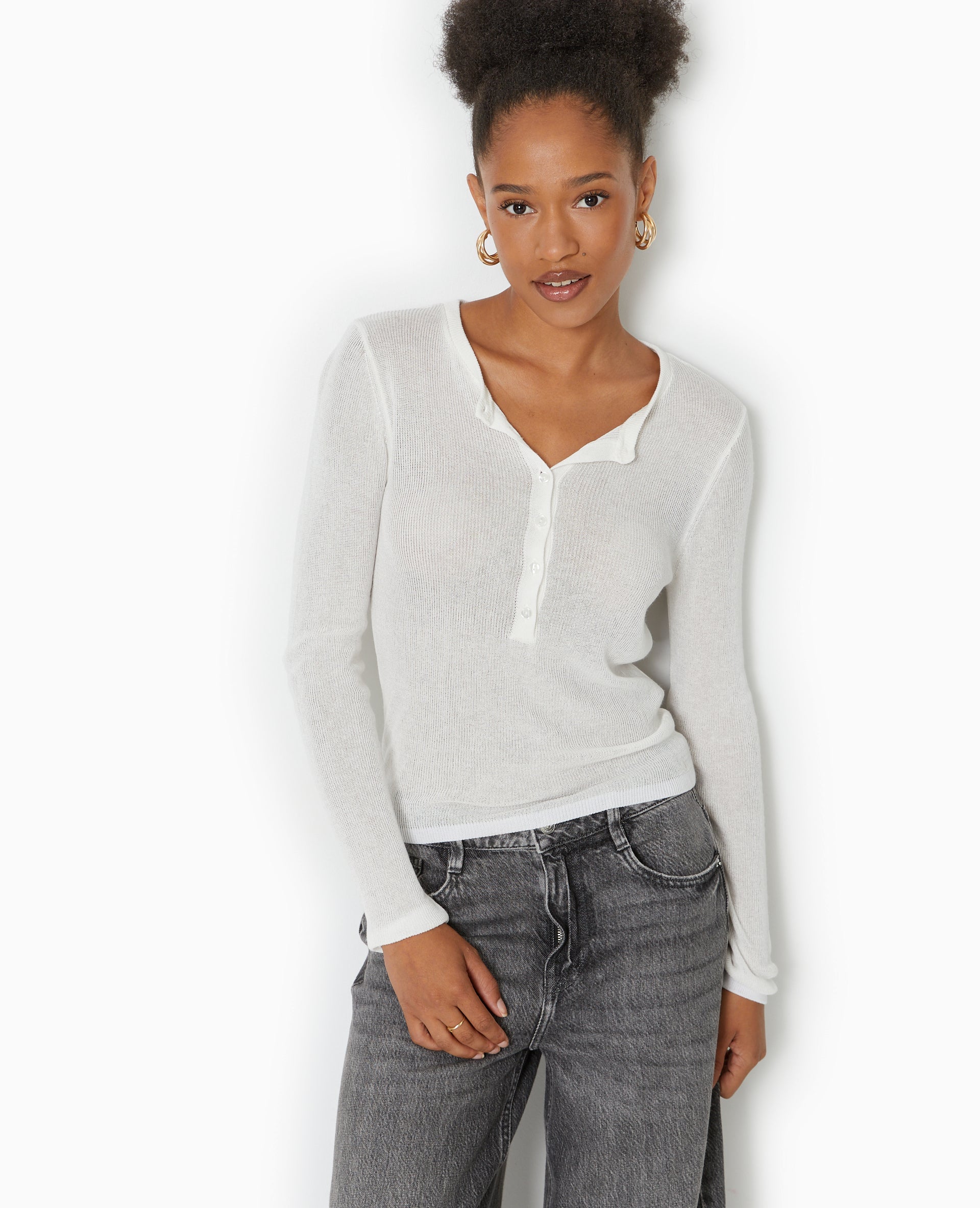 Pull maille transparente avec patte boutonnée