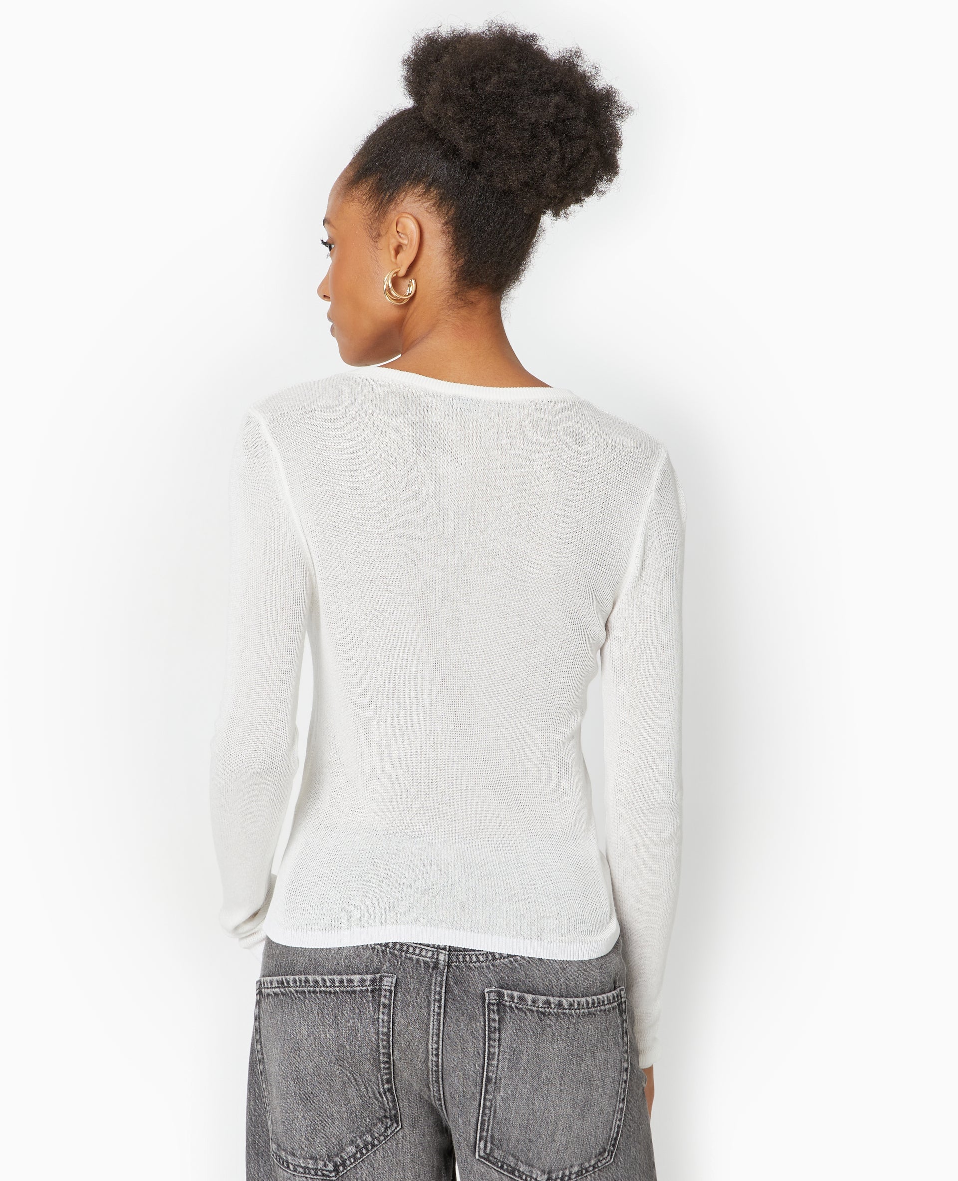 Pull maille transparente avec patte boutonnée