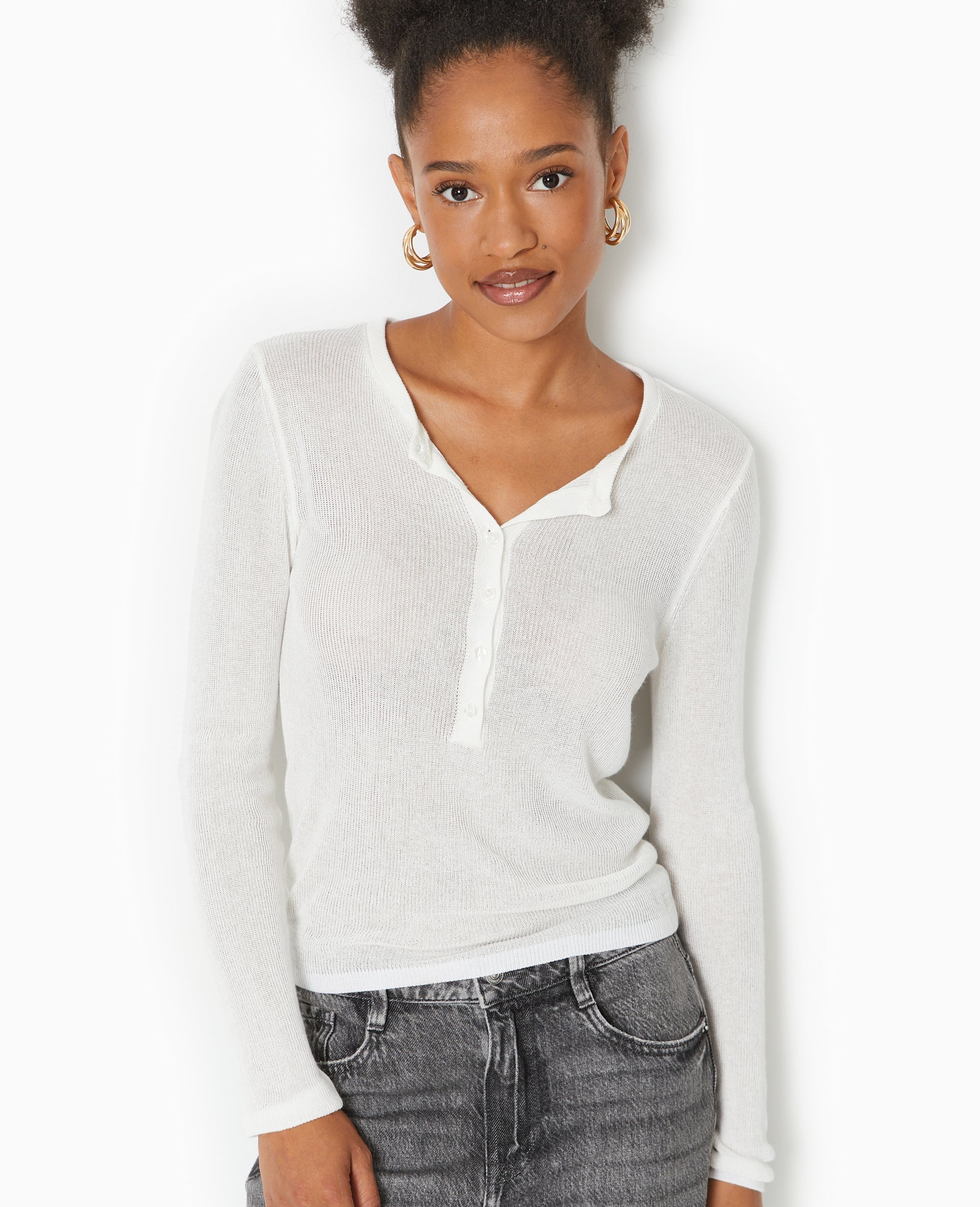 Pull maille transparente avec patte boutonnée