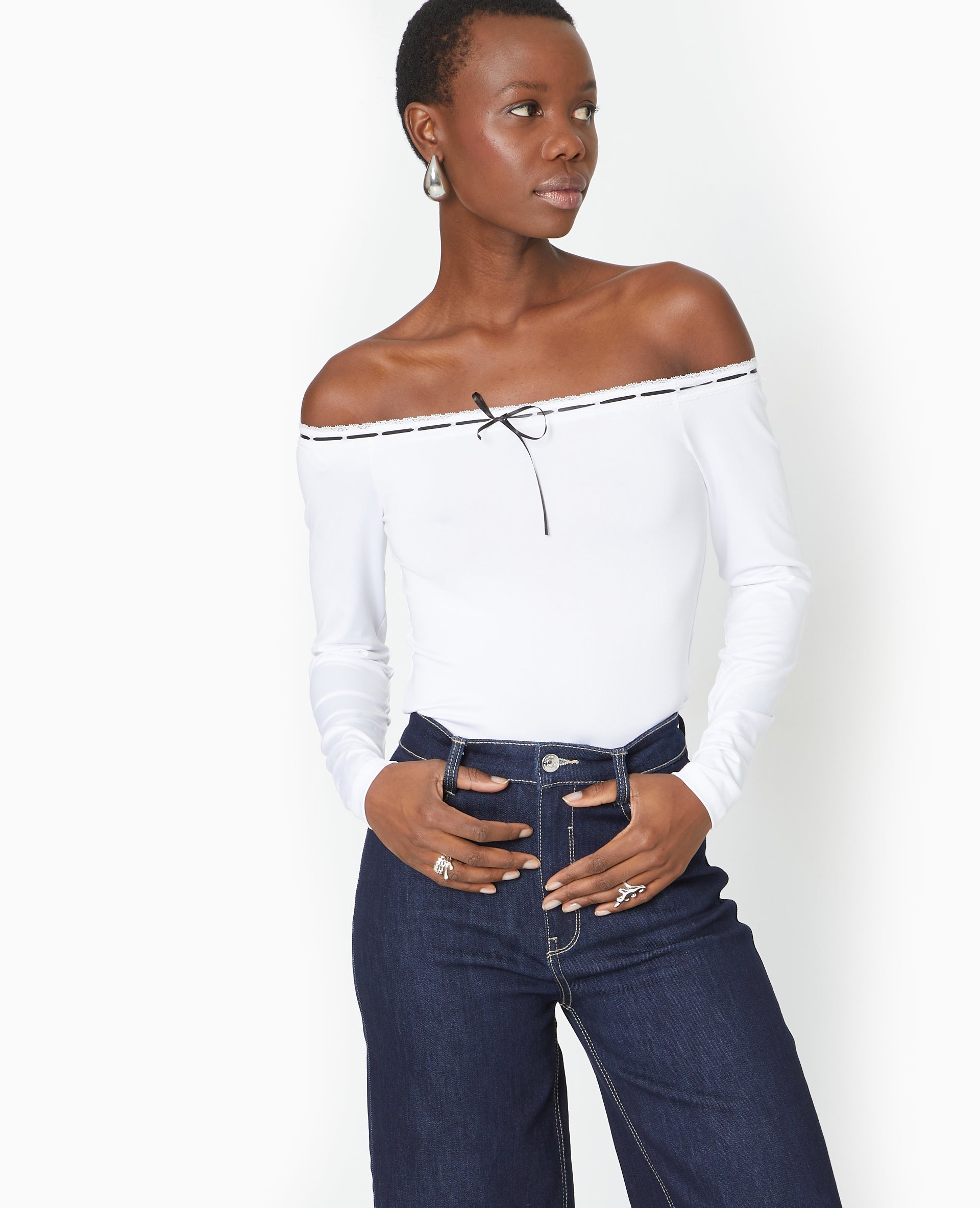 Top encolure Bardot avec noeud contrasté