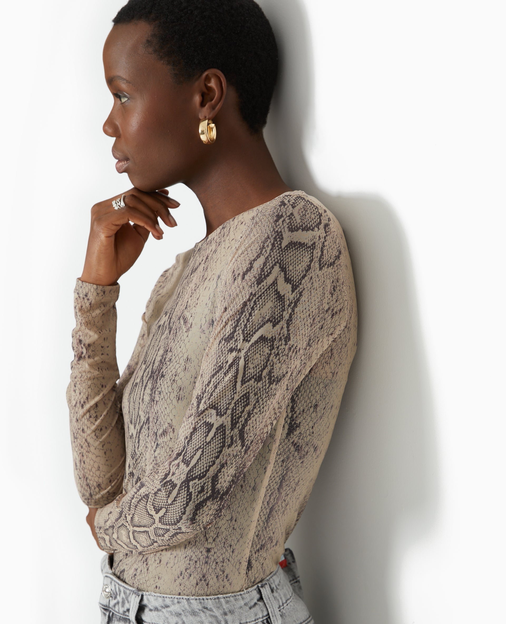 Top manches longues en résille motif python