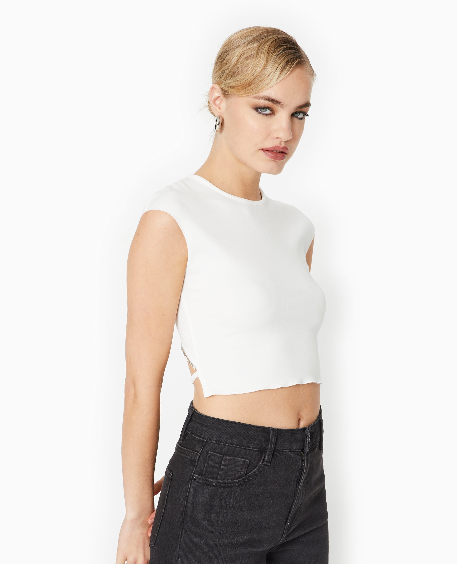 Top sans manches avec dos ouvert et strass