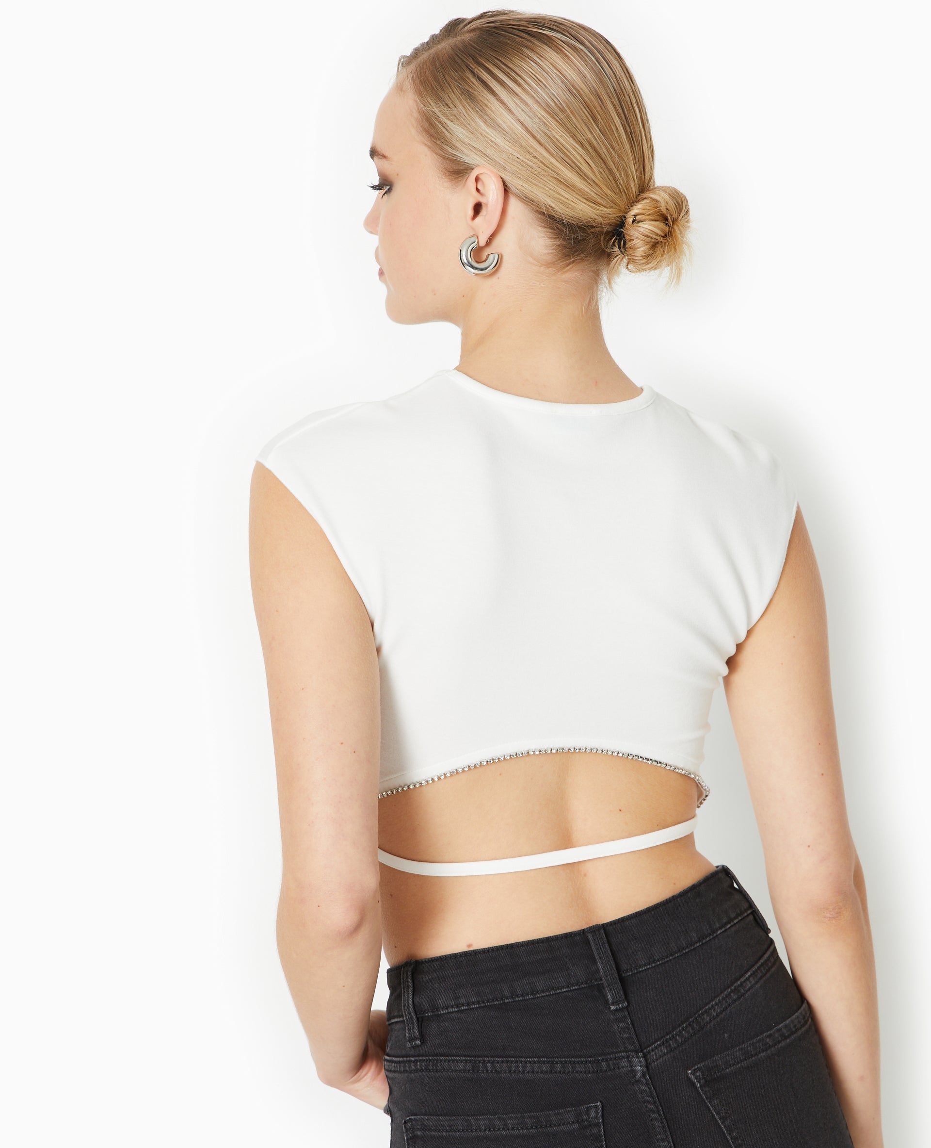 Top sans manches avec dos ouvert et strass