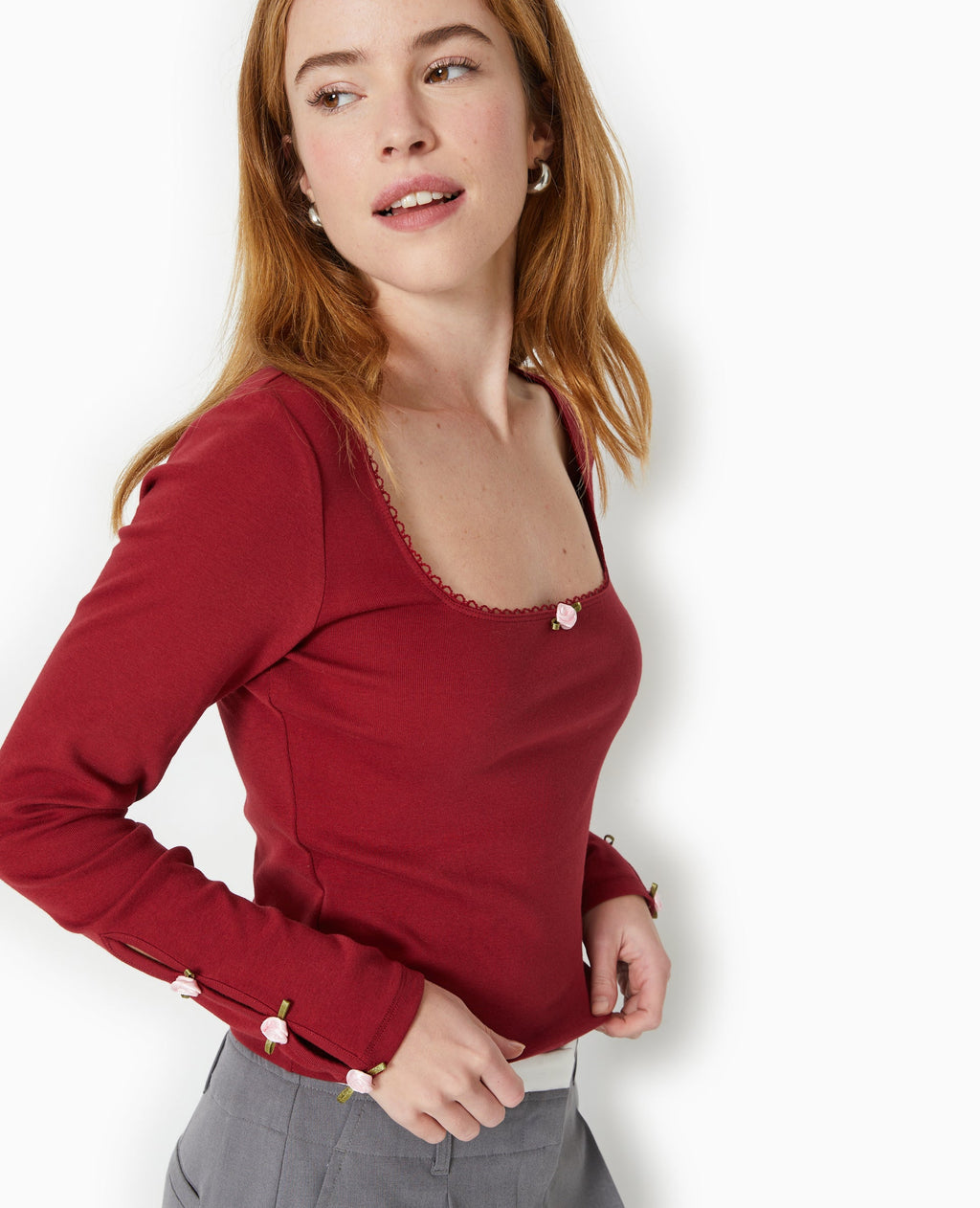 Top manches longues avec roses en satin