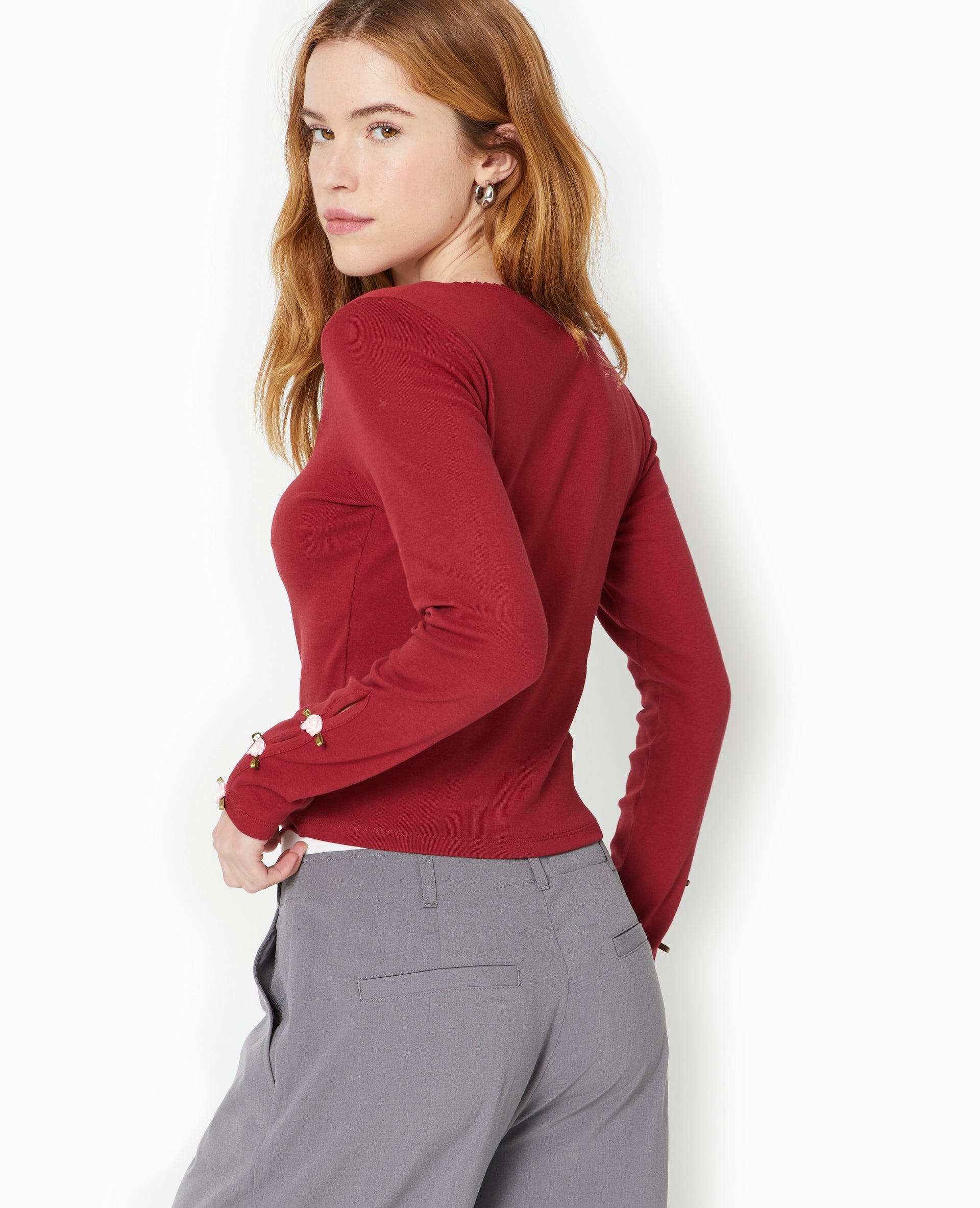Top manches longues avec roses en satin