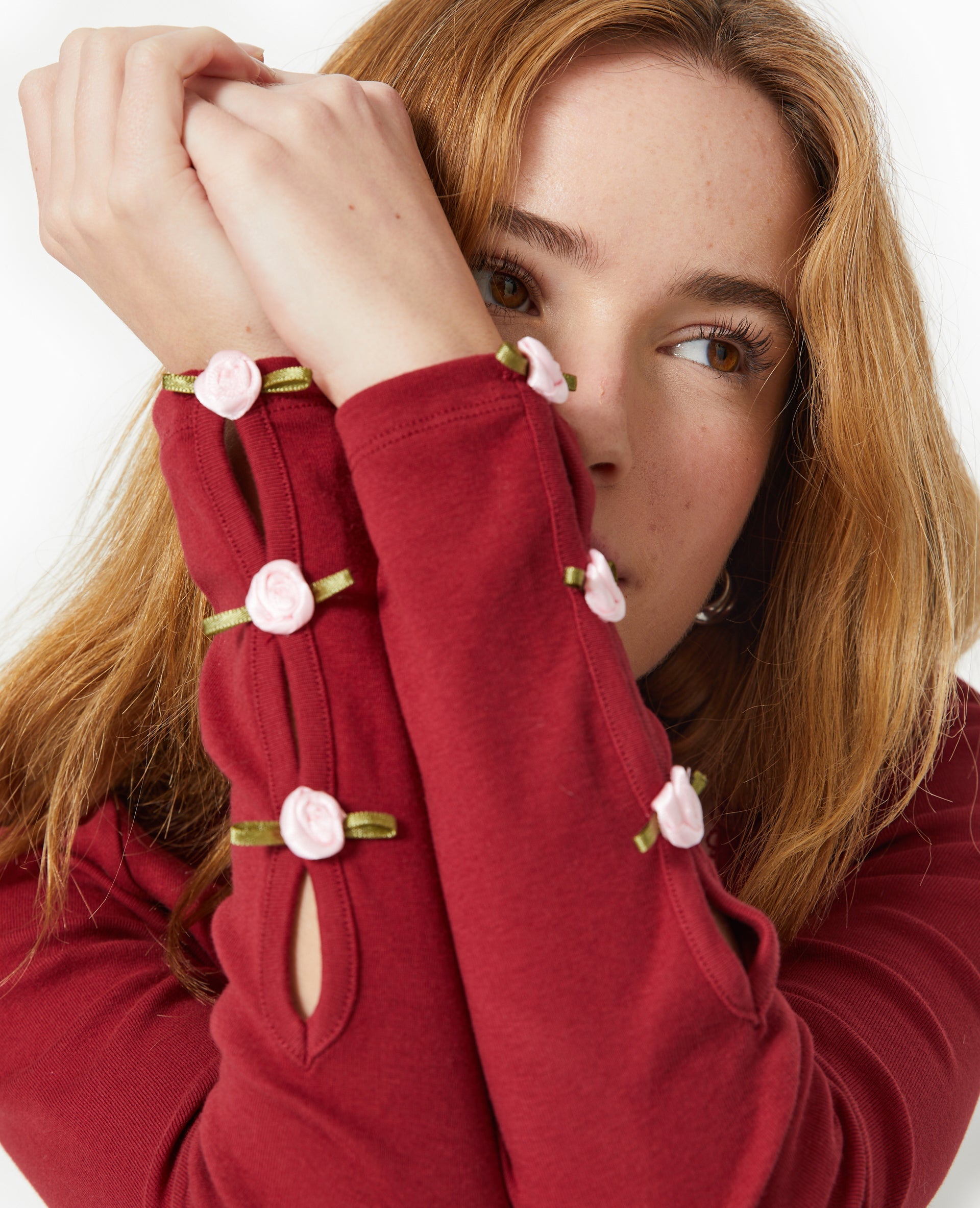 Top manches longues avec roses en satin
