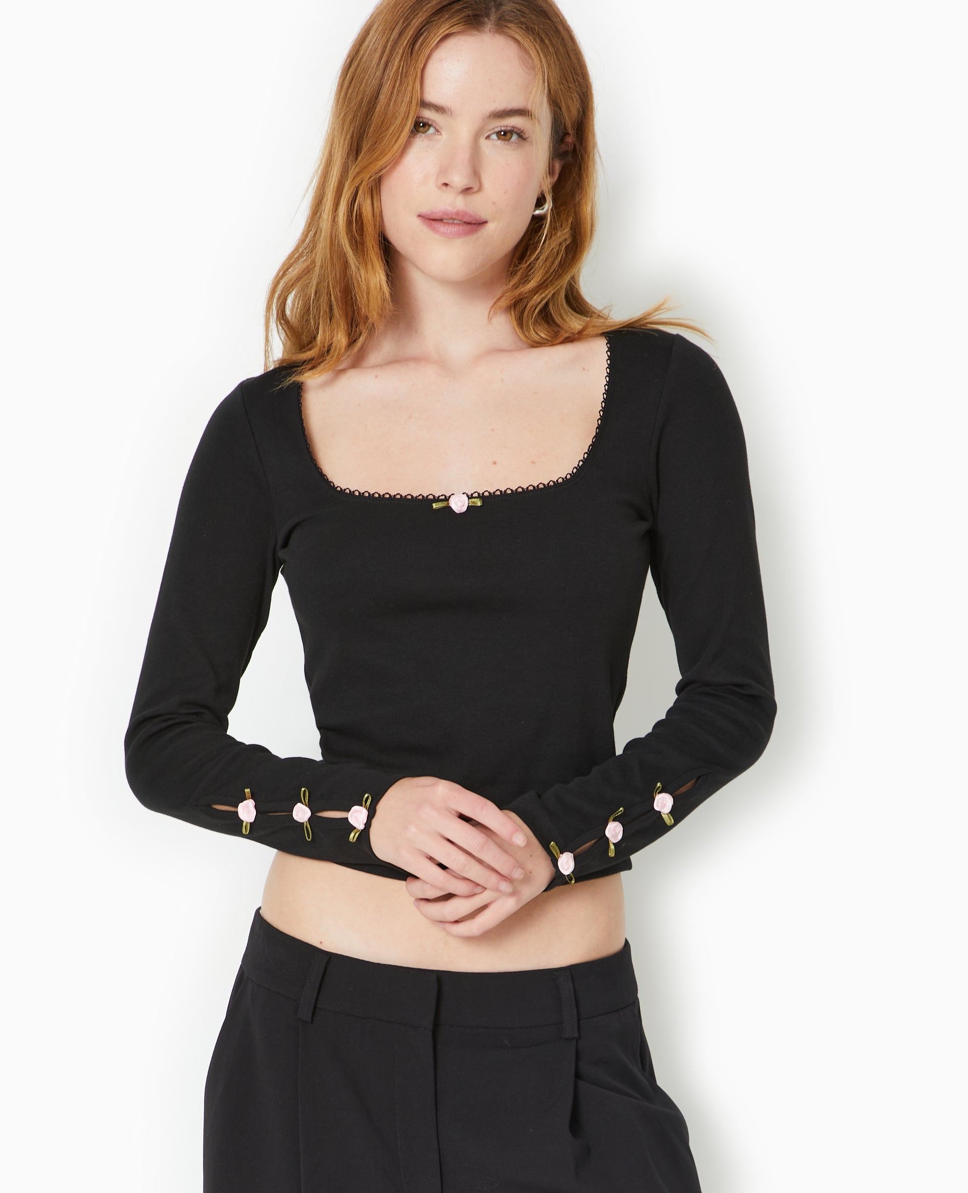 Top manches longues avec roses en satin