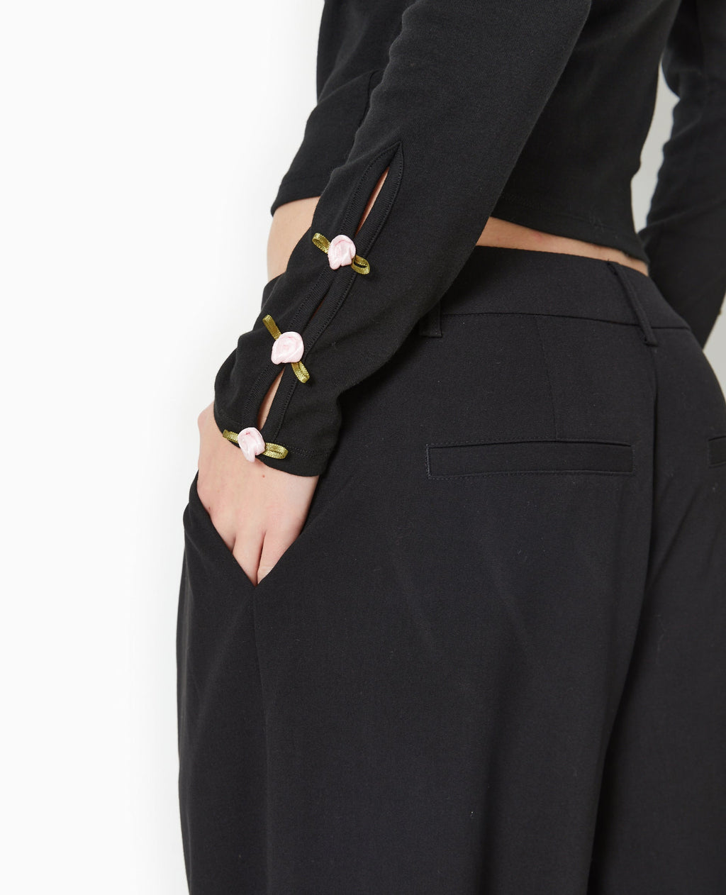 Top manches longues avec roses en satin