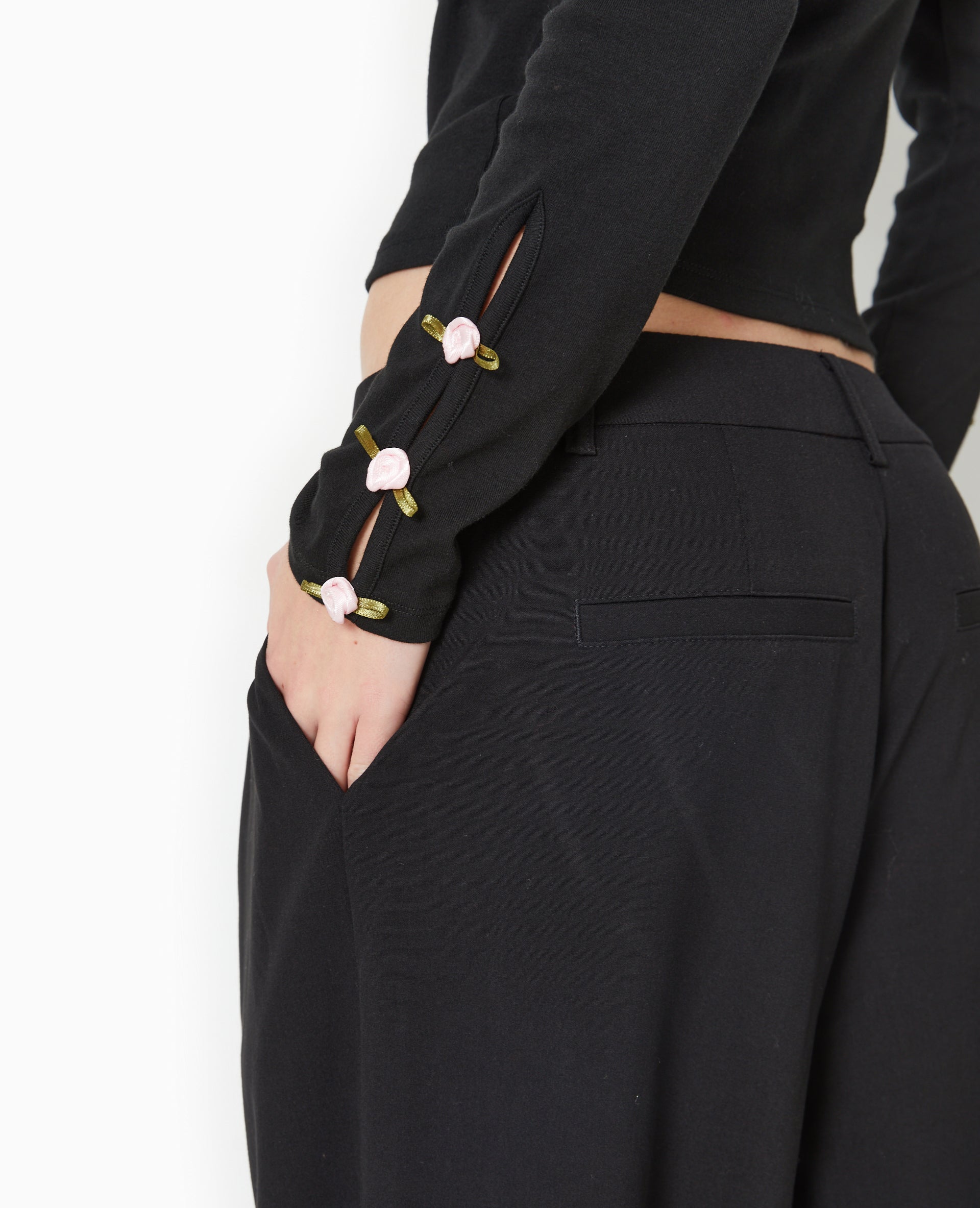 Top manches longues avec roses en satin